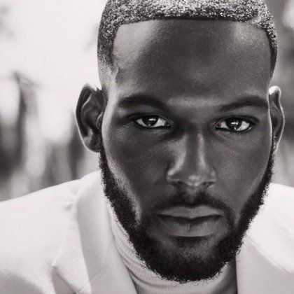 modello con barba corta e curata