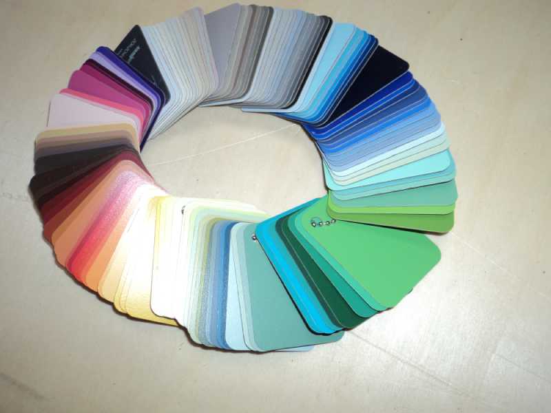 Campionario di listelli in legno colorati