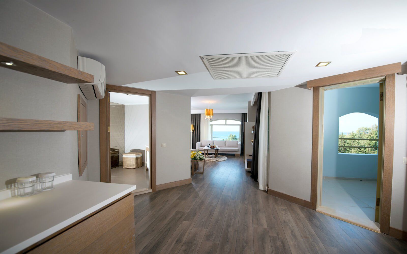 Ein großer Raum mit Hartholzboden und einer Couch darin.