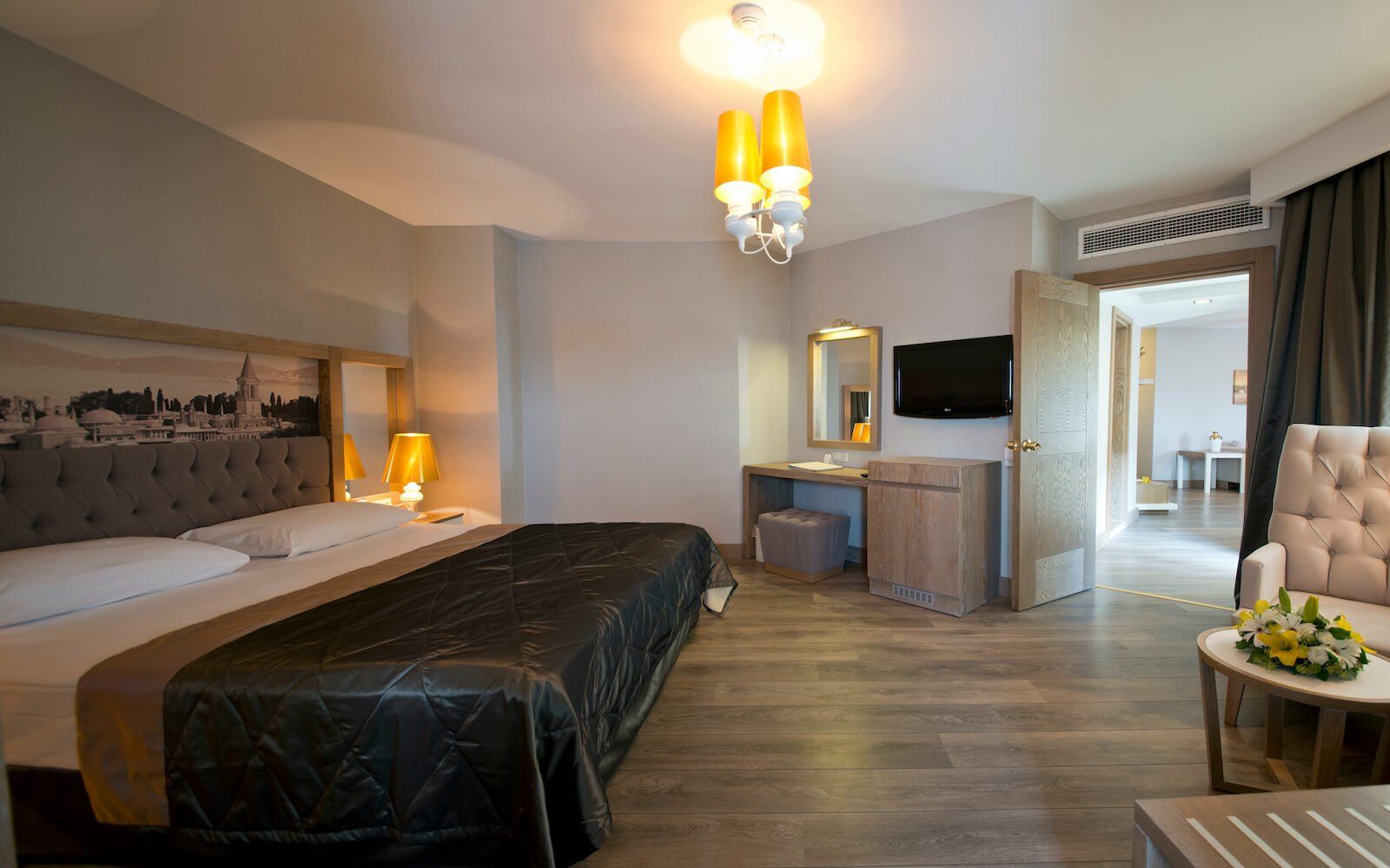 In der Mitte des Zimmers steht ein großes Bett.