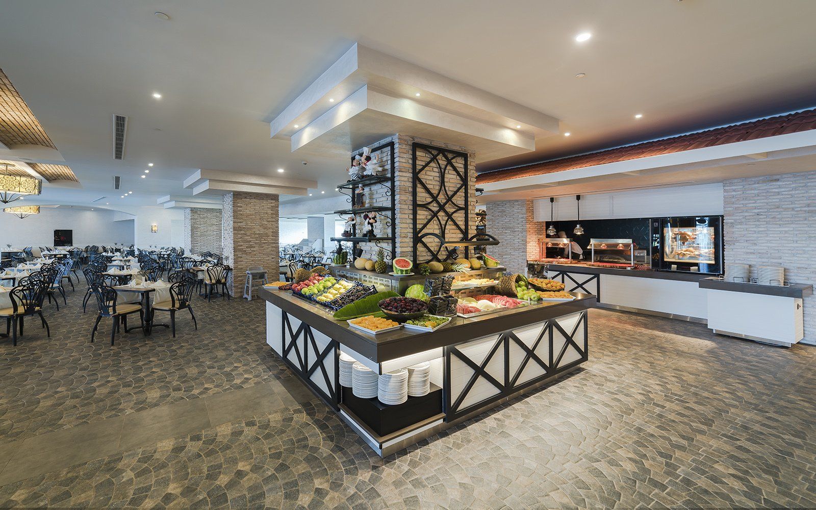 Un grand buffet dans un restaurant avec tables et chaises.