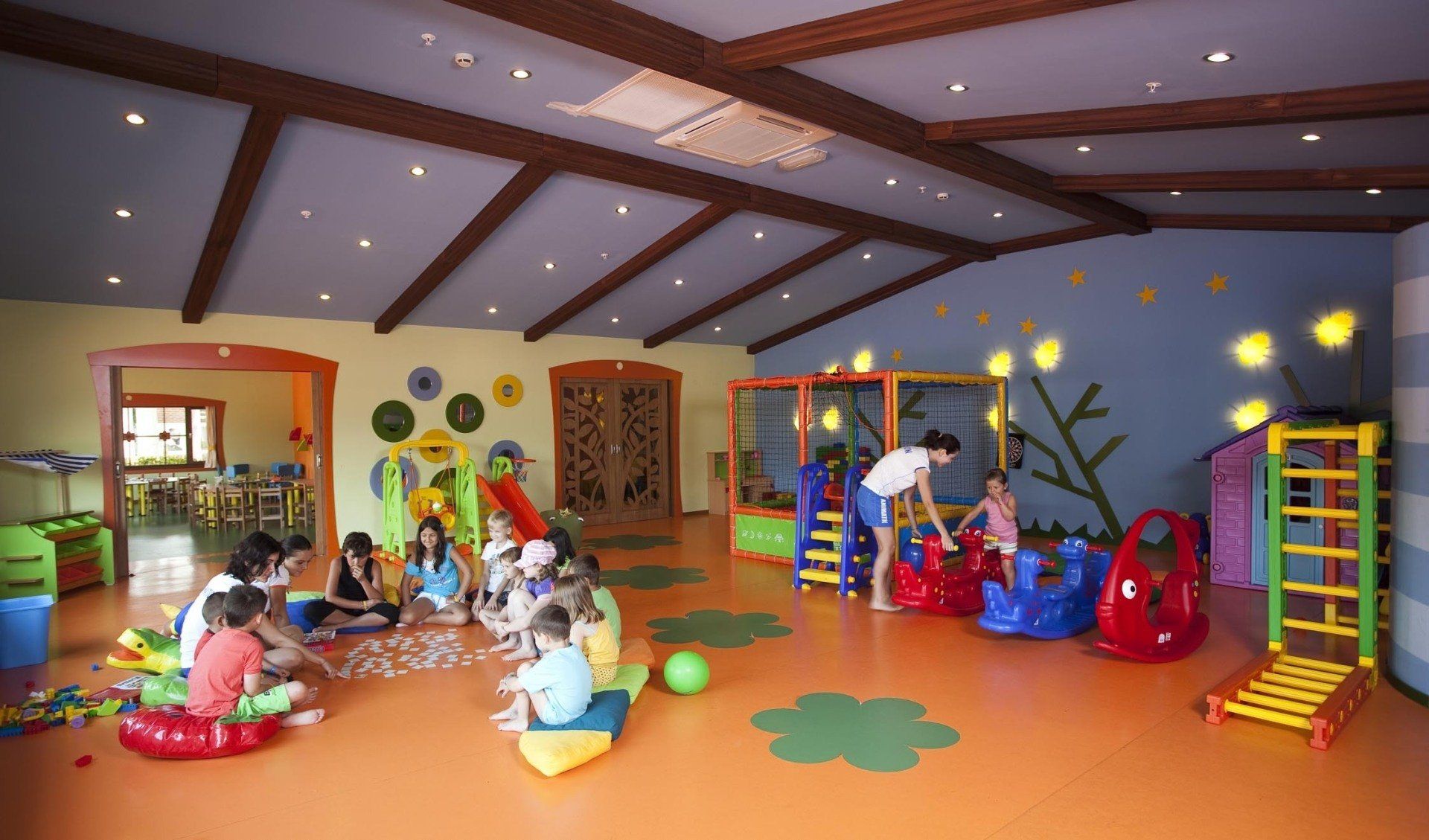 Eine Gruppe Kinder spielt auf einem Spielplatz.