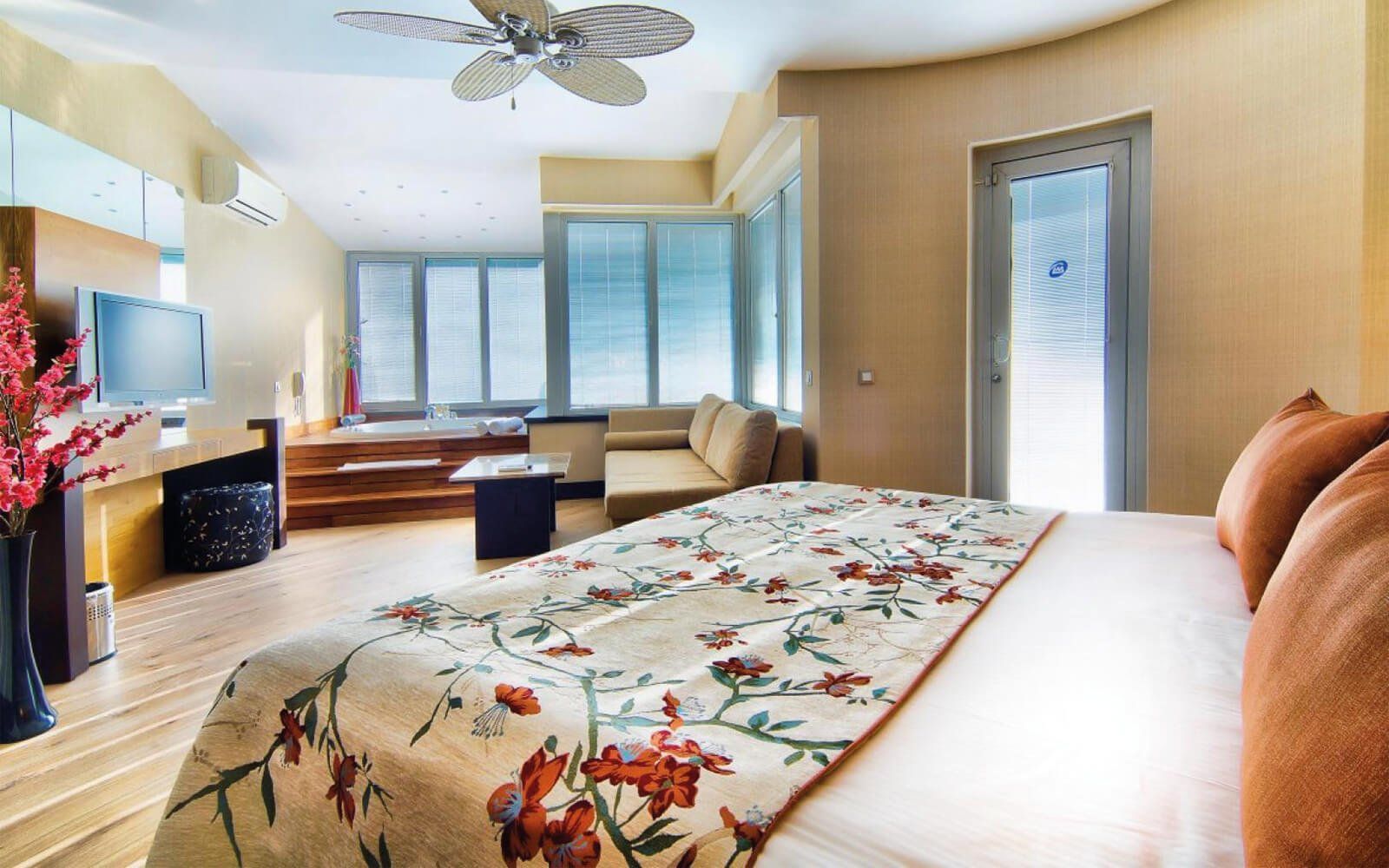 Limak Lara De Luxe Hotel & Resort  Junior Suite