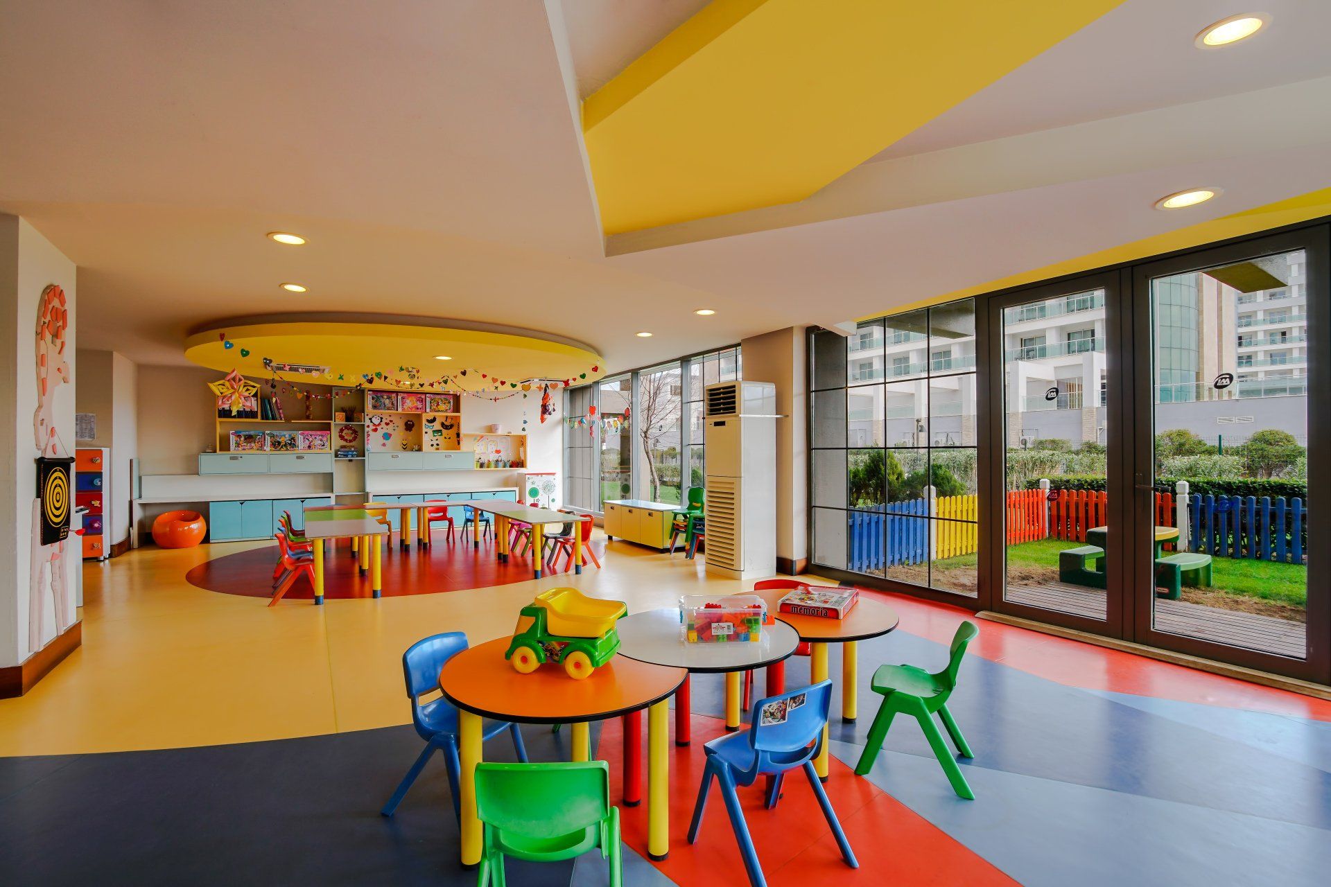 Une grande pièce avec des tables et des chaises.