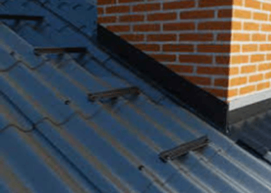 En muret skorsten er på taget af en bygning