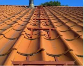 Et tag med en stige fastgjort til