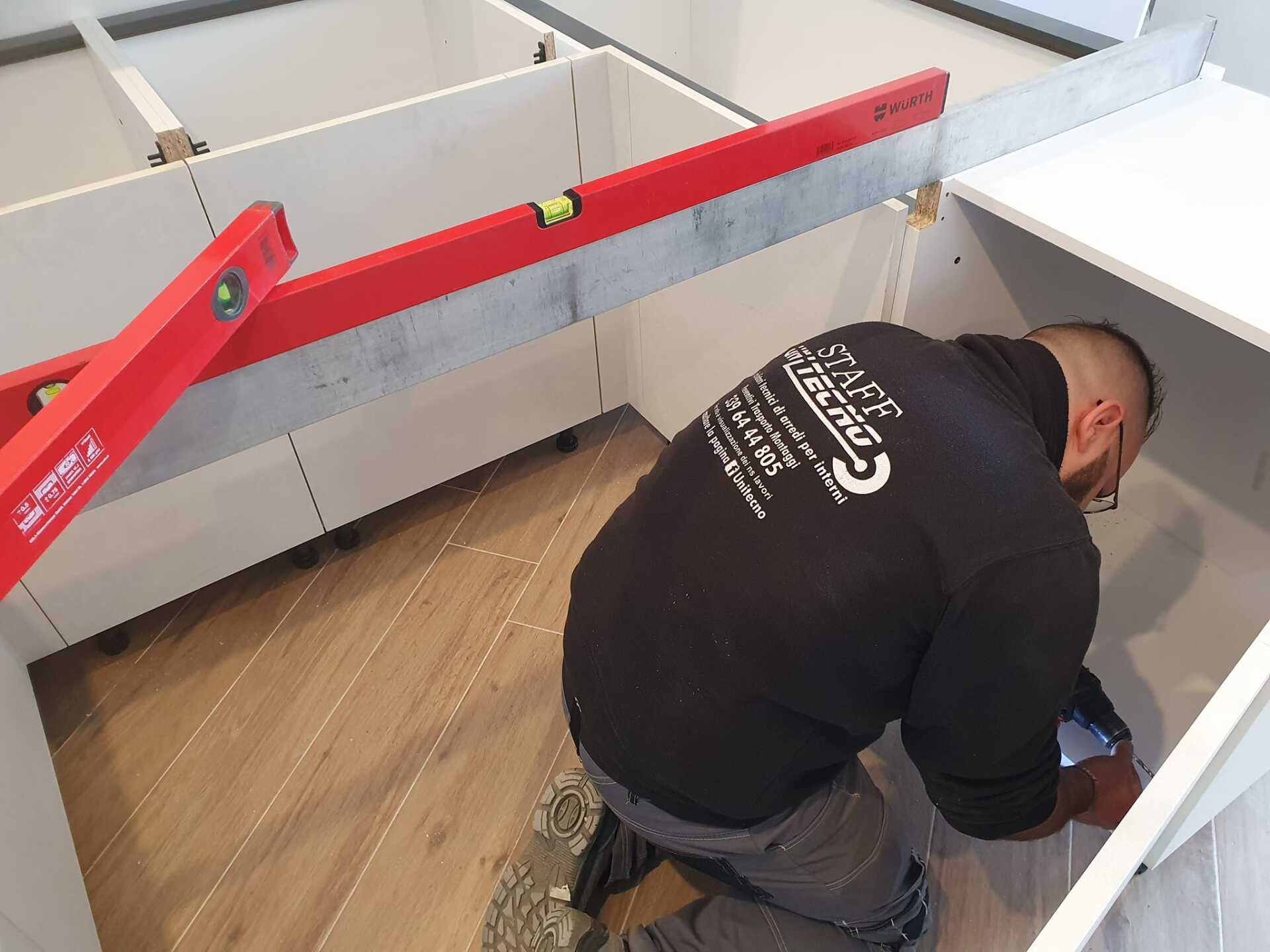 tecnici mentre montano dei mobili