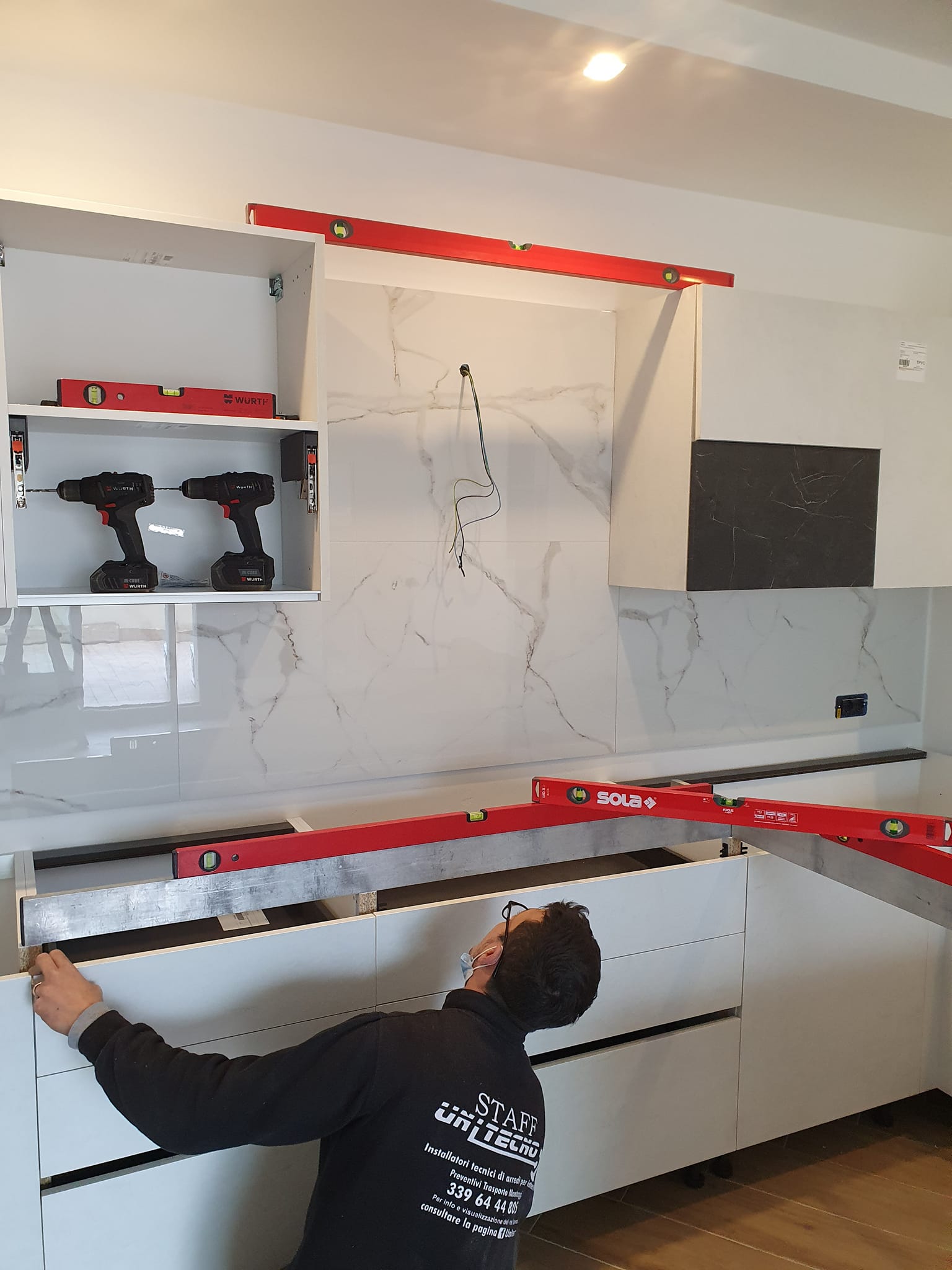 soggiorno che viene montato dai tecnici dell'azienda