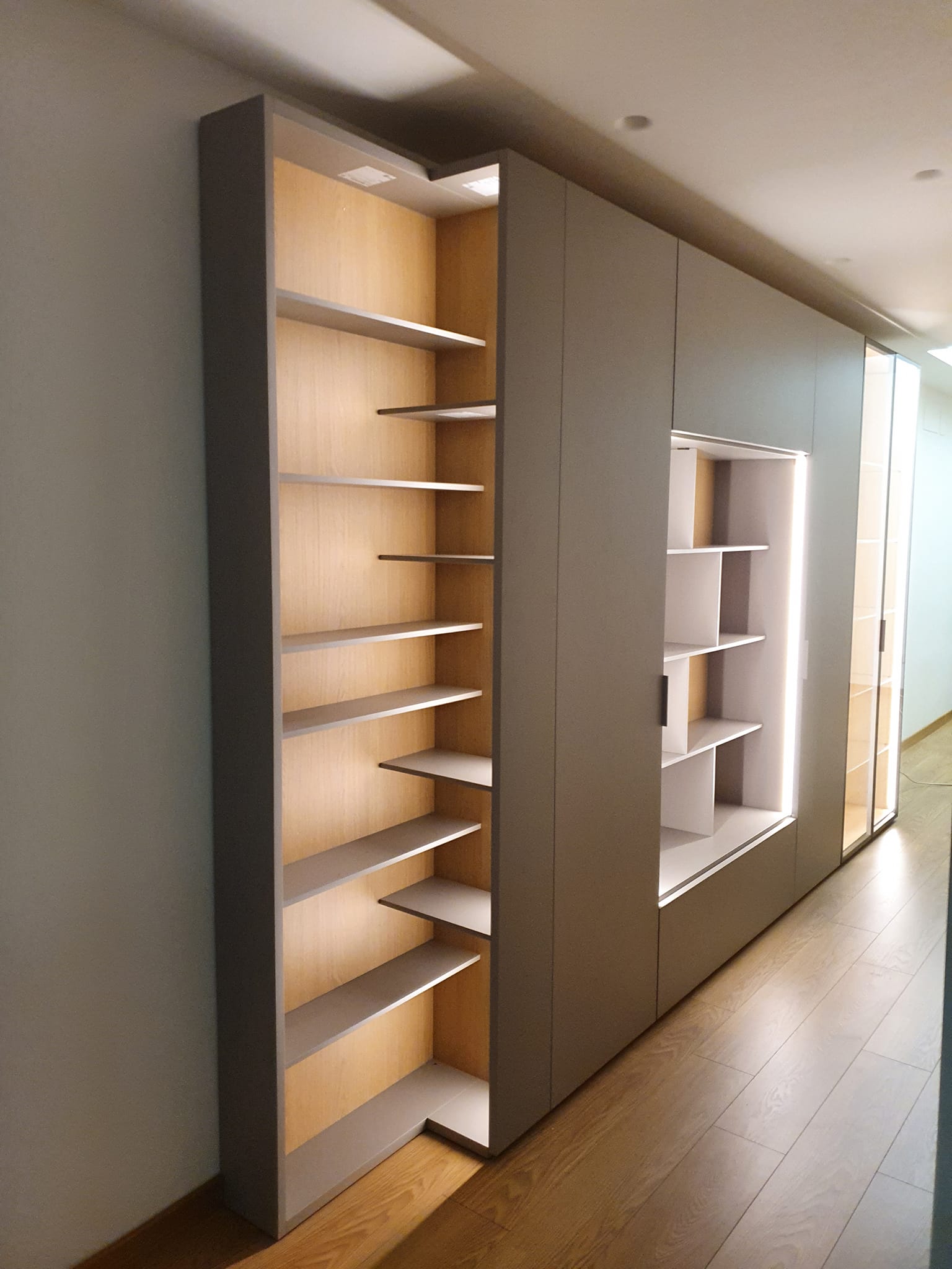 montaggio parete attrezzata in un appartamento