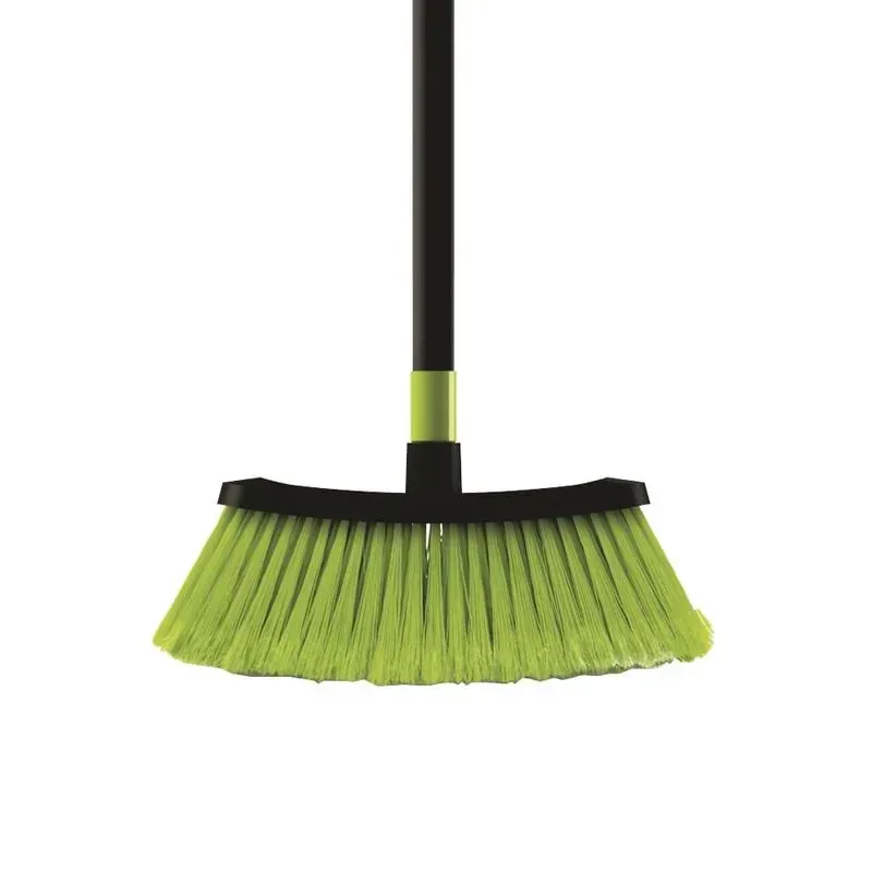Escoba verde y negra con mango largo negro, lista para barrer.