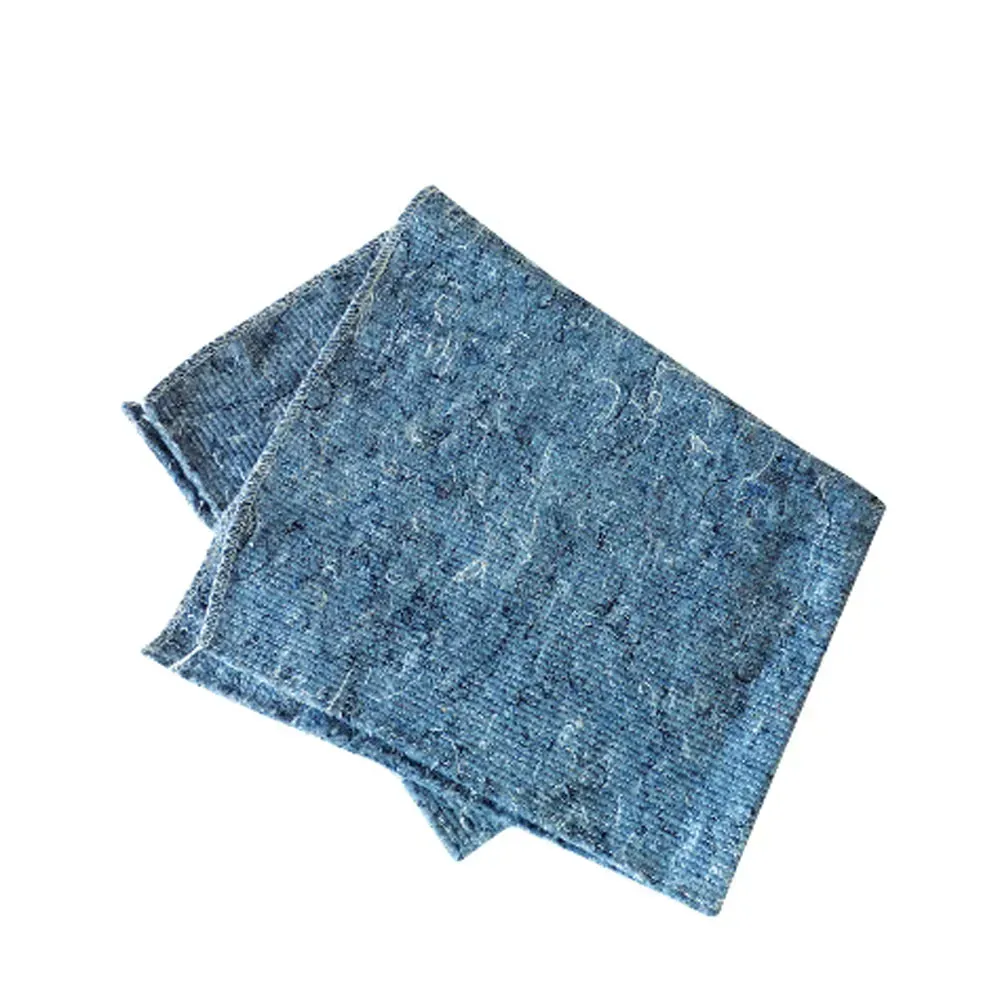 Servilleta de tela azul doblada.