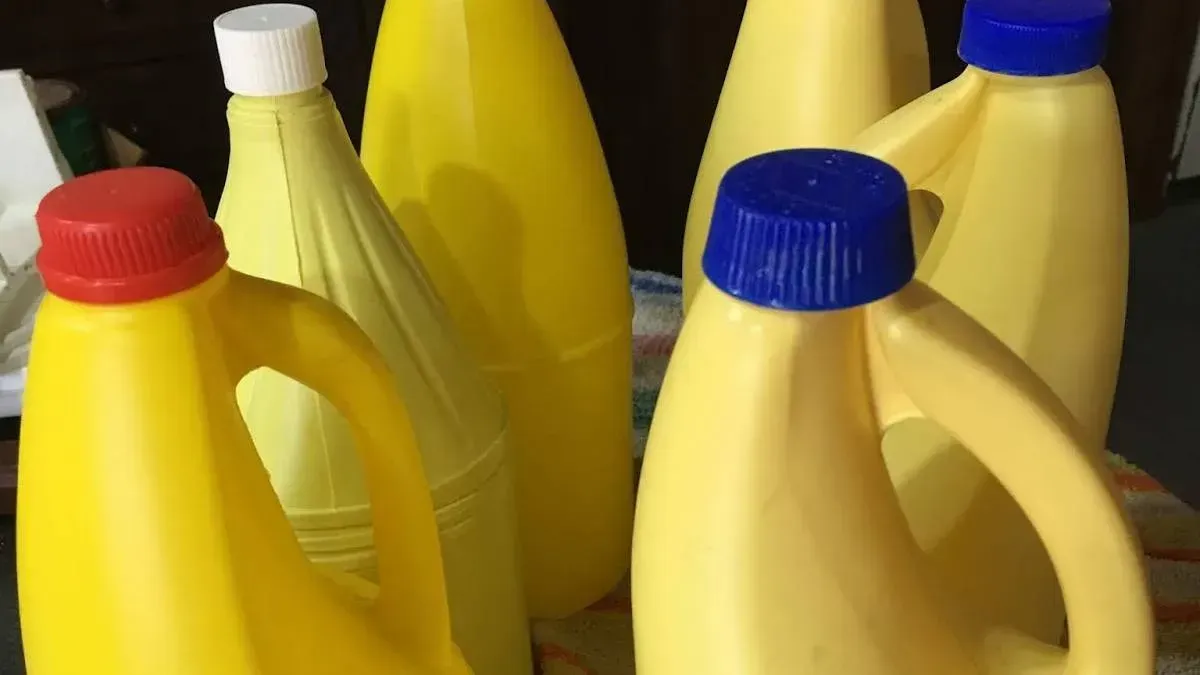 Botellas de lejía de plástico de color amarillo con tapas rojas, blancas y azules.