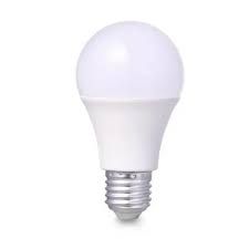 Bombilla LED de color blanco, aislada sobre fondo blanco, con base de rosca plateada.