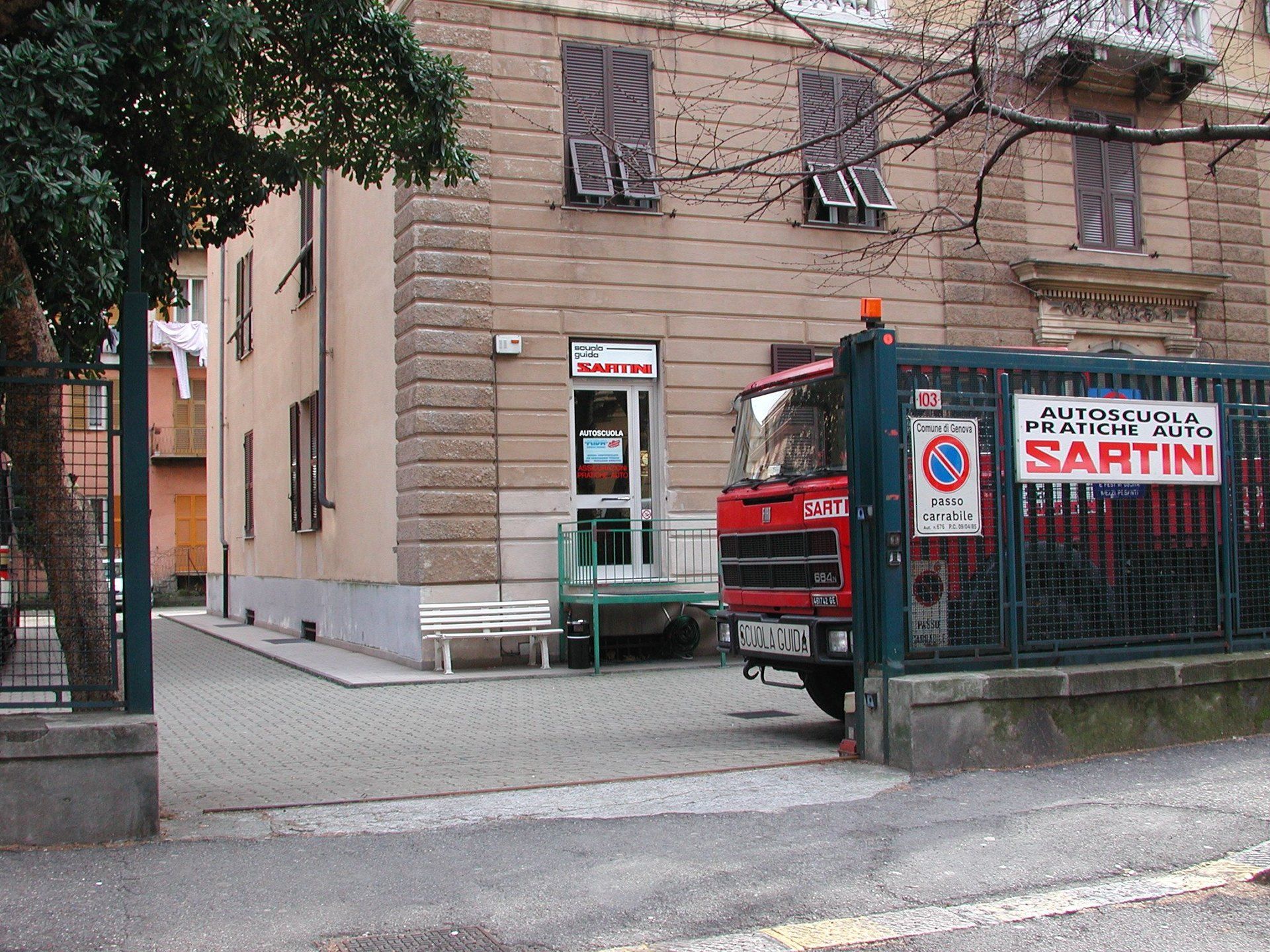 palazzina con parcheggio interno