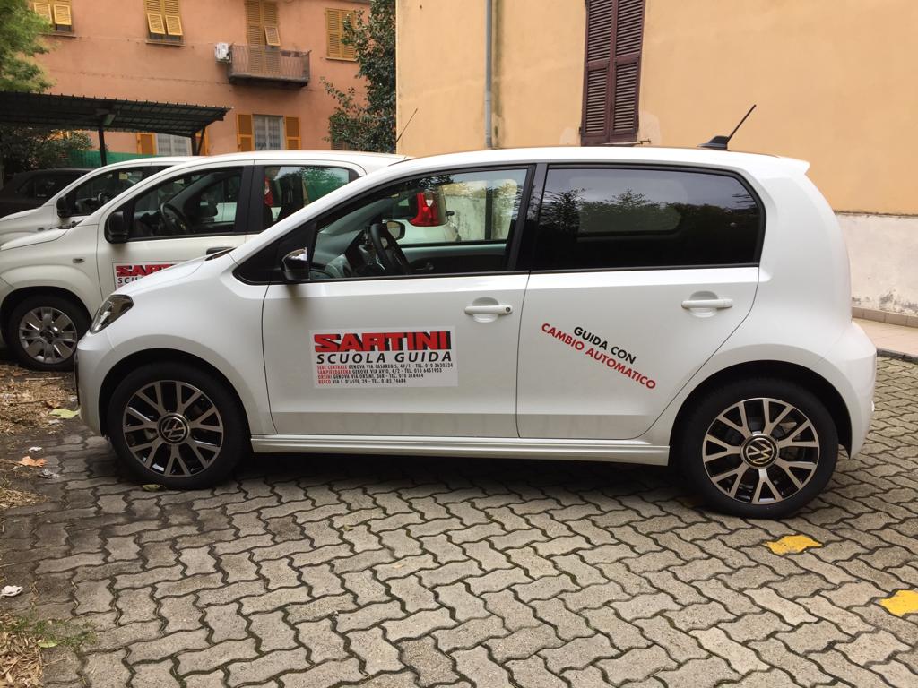 ragazza alla guida di un automobile