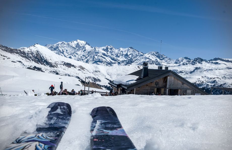 Le Patafan en hiver, restaurant skis aux pieds sur les pistes de l'Espace Diamant aux Saisies