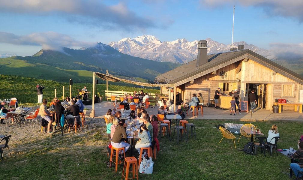 Repas convivial en terrasse du Patafan en été, vue sur le massif du Beaufortain