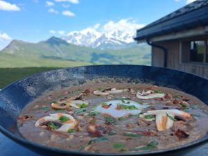 Velouté de cèpes et bolets du Patafan, œuf poché et porc fumé, plat savoyard aux Saisies