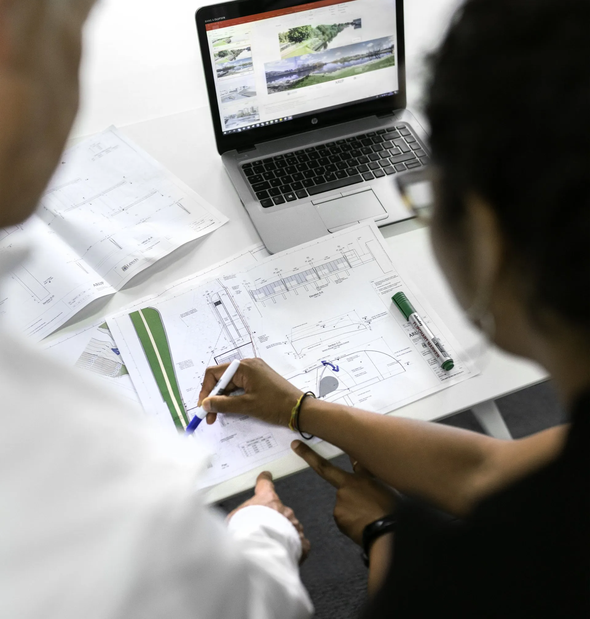 Un homme et une femme sont assis à une table et regardent un ordinateur portable