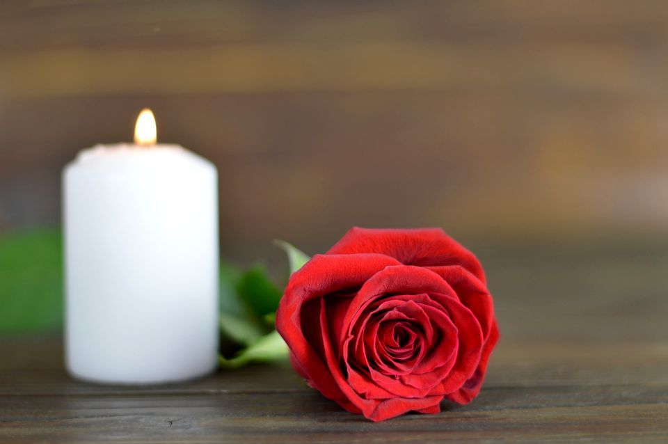Rosa rossa con candela