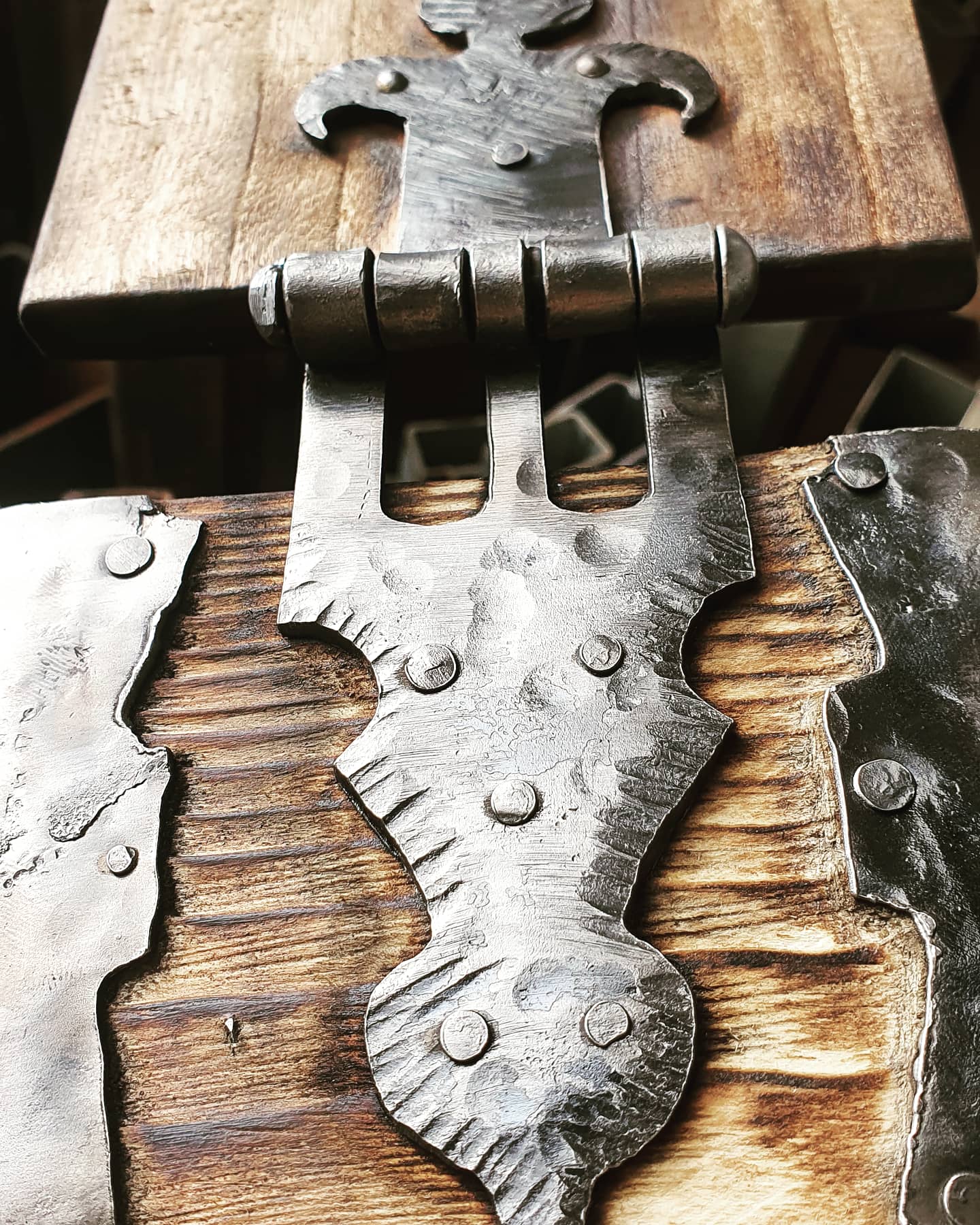 cassa in legno e ferro