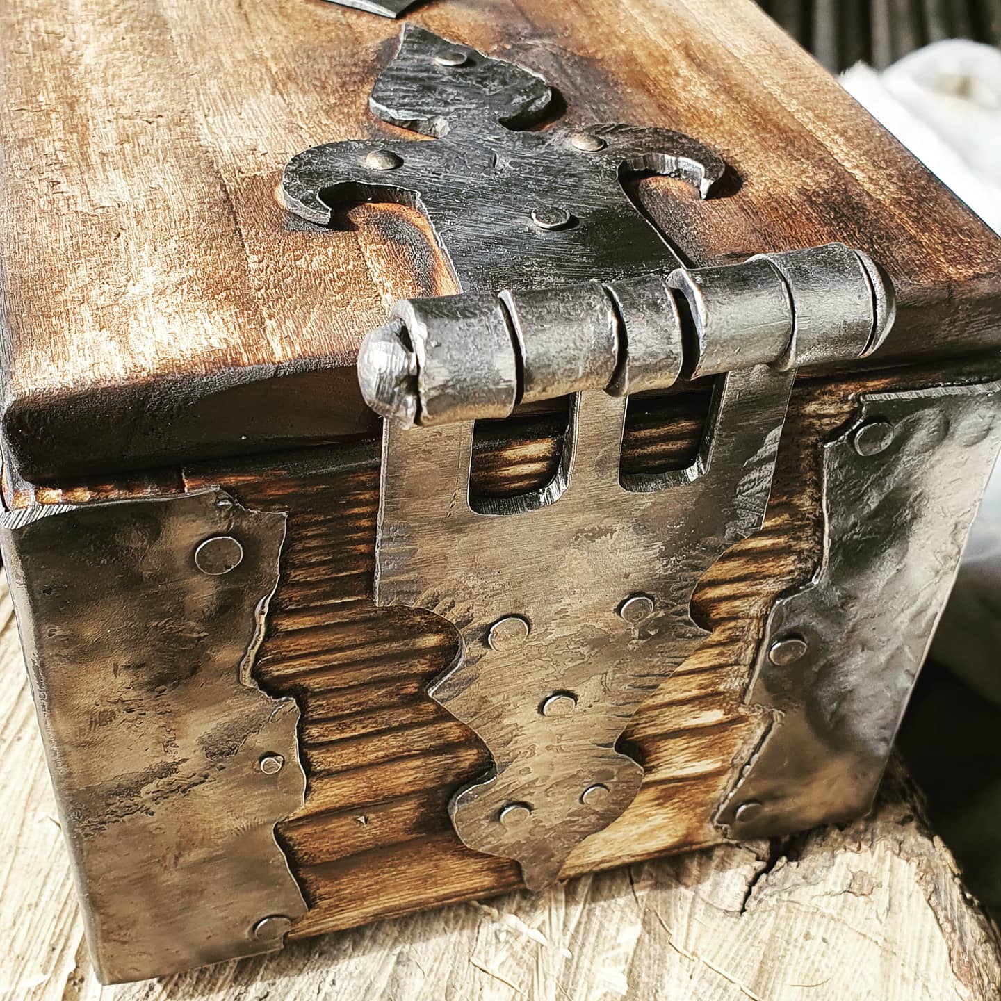 cassa in legno e ferro