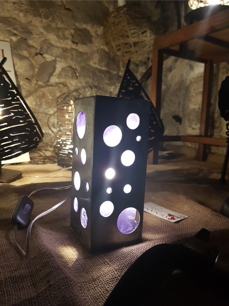 Lampada con fori e lice viola