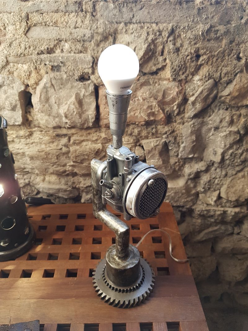 lampada in ferro realizzata a mano