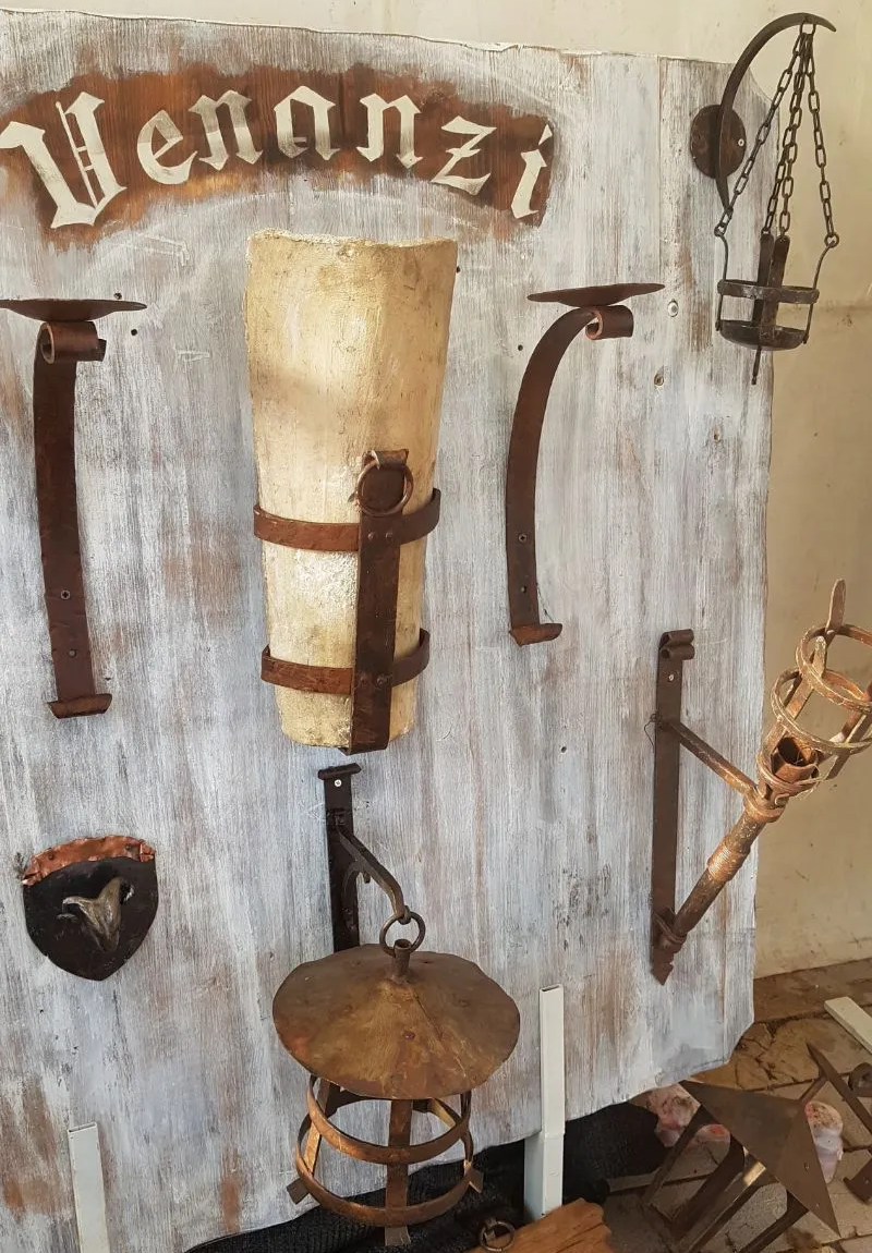 Elementi di adornamento in ferro alla parete