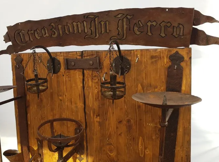 Porta piante in ferro fissi alla parete in legno
