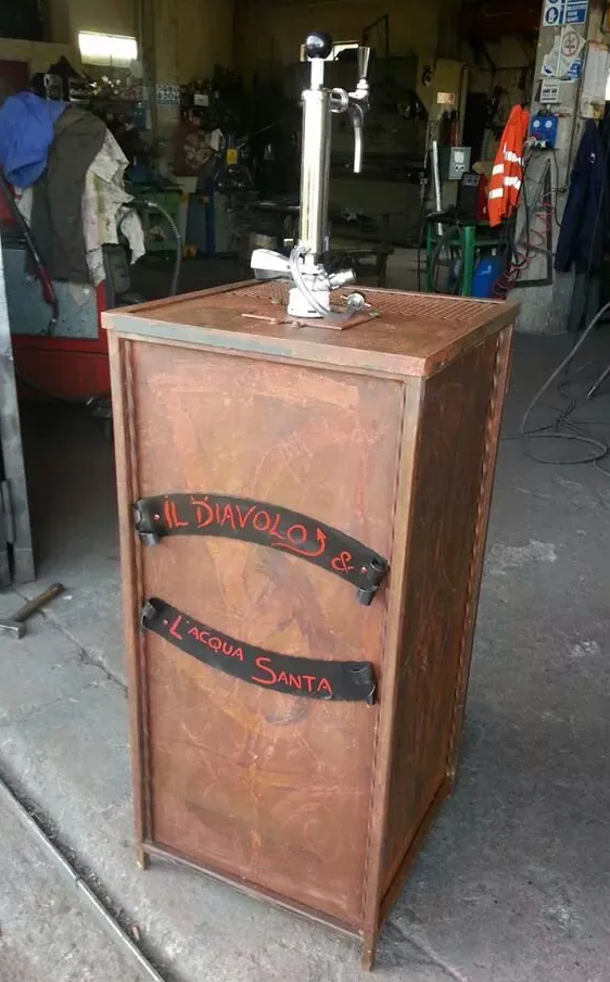 Armadio in legno con incisioni in ferro