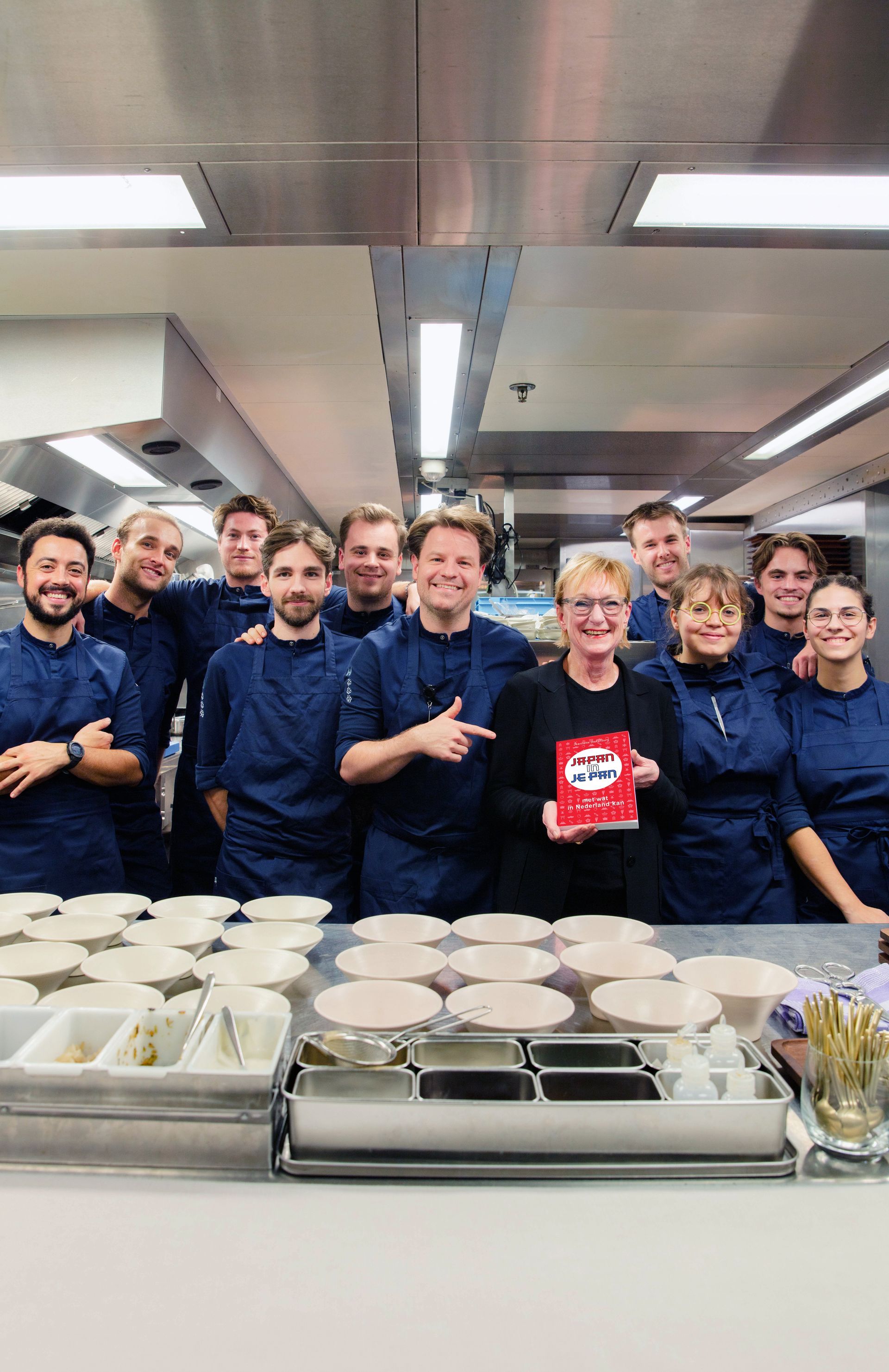 overhandigen Japans kookboek Japan in je pan aan Bas van Kranen sterrenrestaurant Flore, Amsterdam