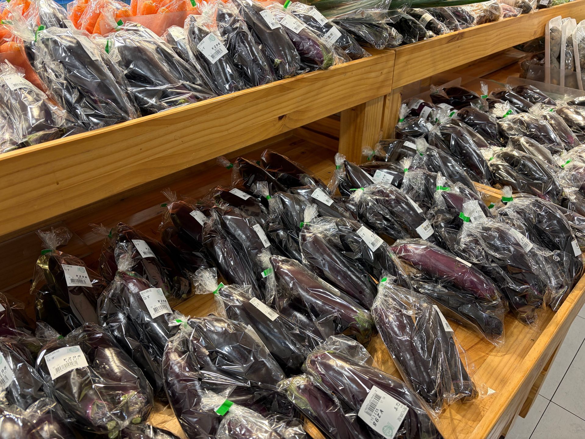 Aubergine  in de Japanse supermarkt. Met recept. Nasu eggplant Japanese style