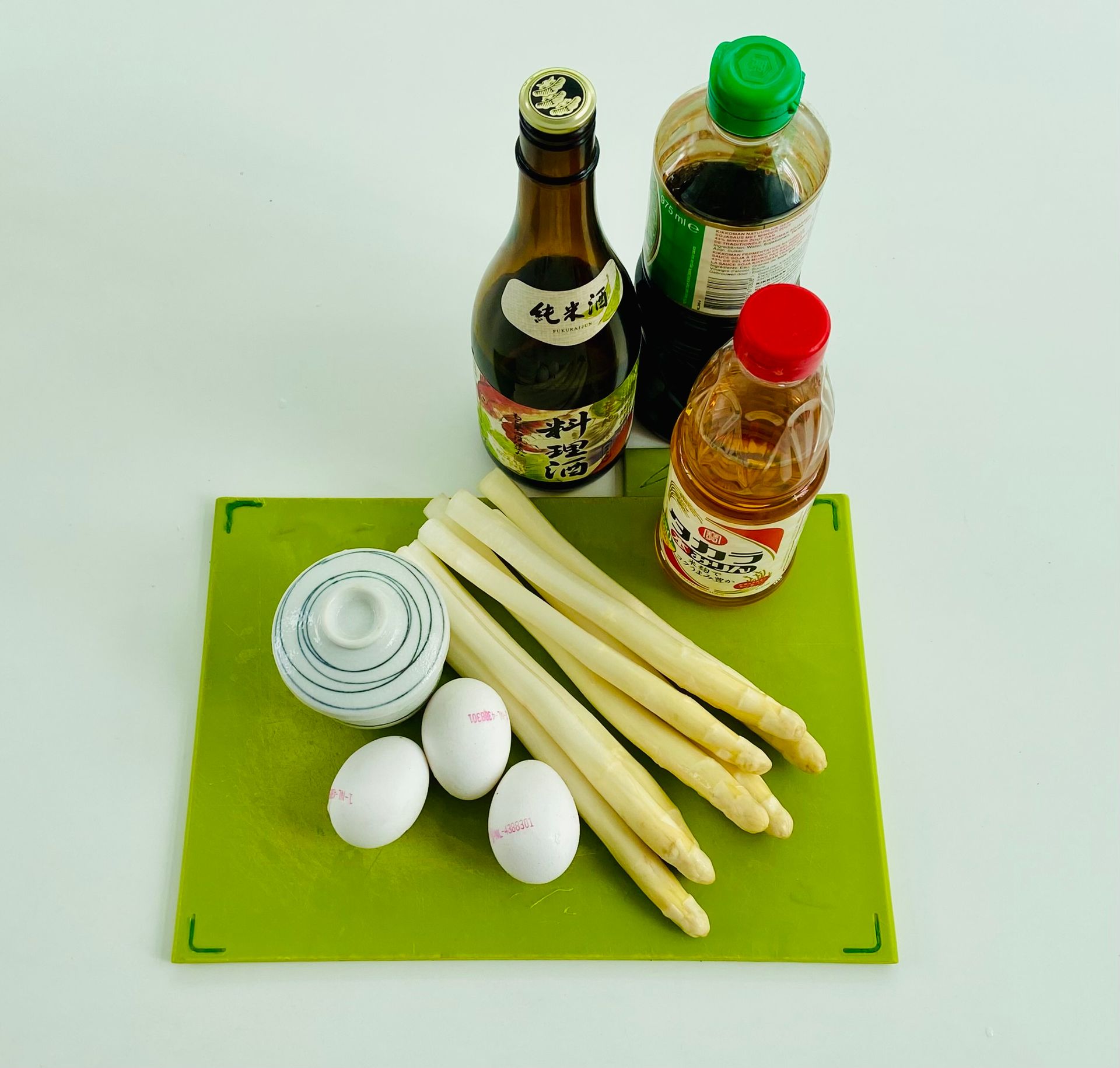 ingrediënten voor chawanmushi met asperges, asperge, eieren, Japanse sojasaus, mirin, sake