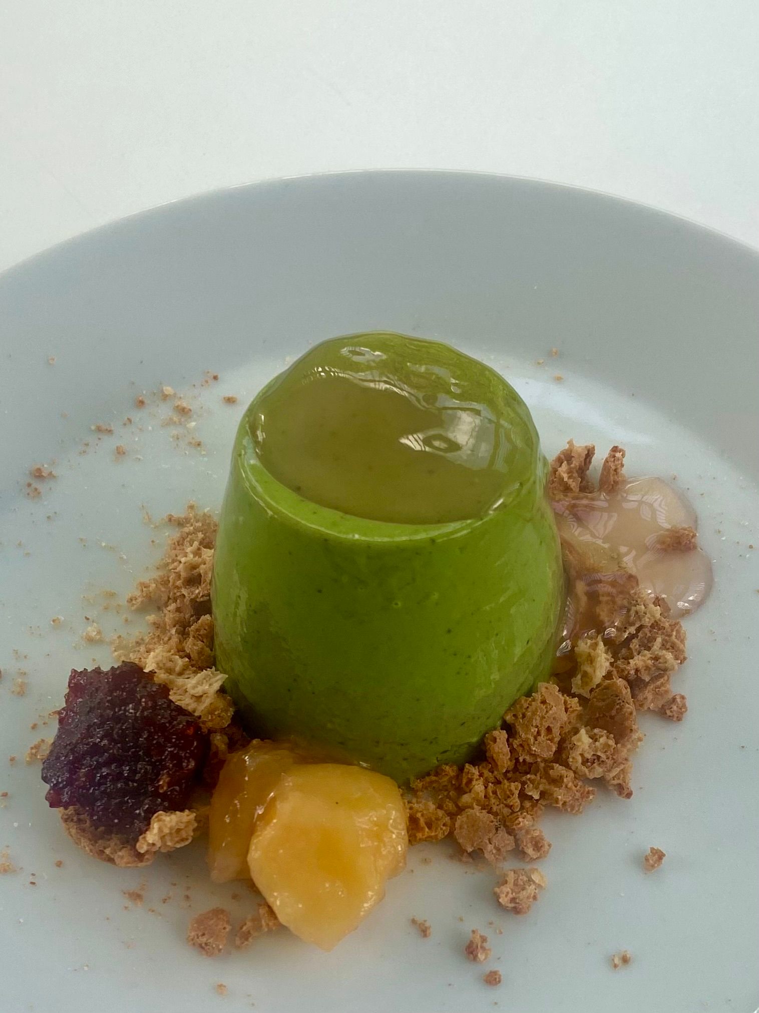 matcha panna cotta met structuren van kweepeer