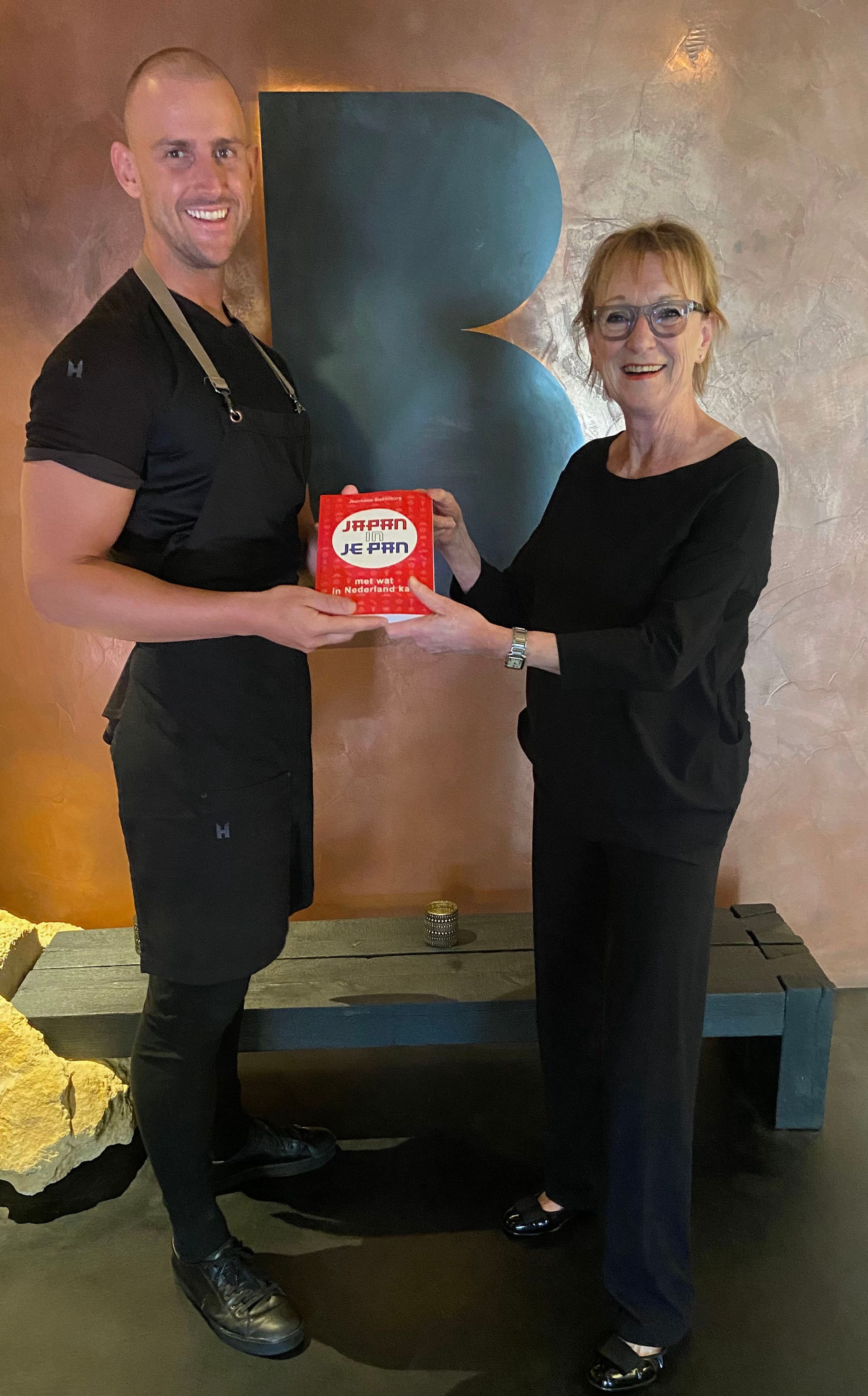 overhandigen Japans kookboek Japan in je pan - met wat in Nederland kan aan Robin van de Bunt, De Leuf, Ubachsberg