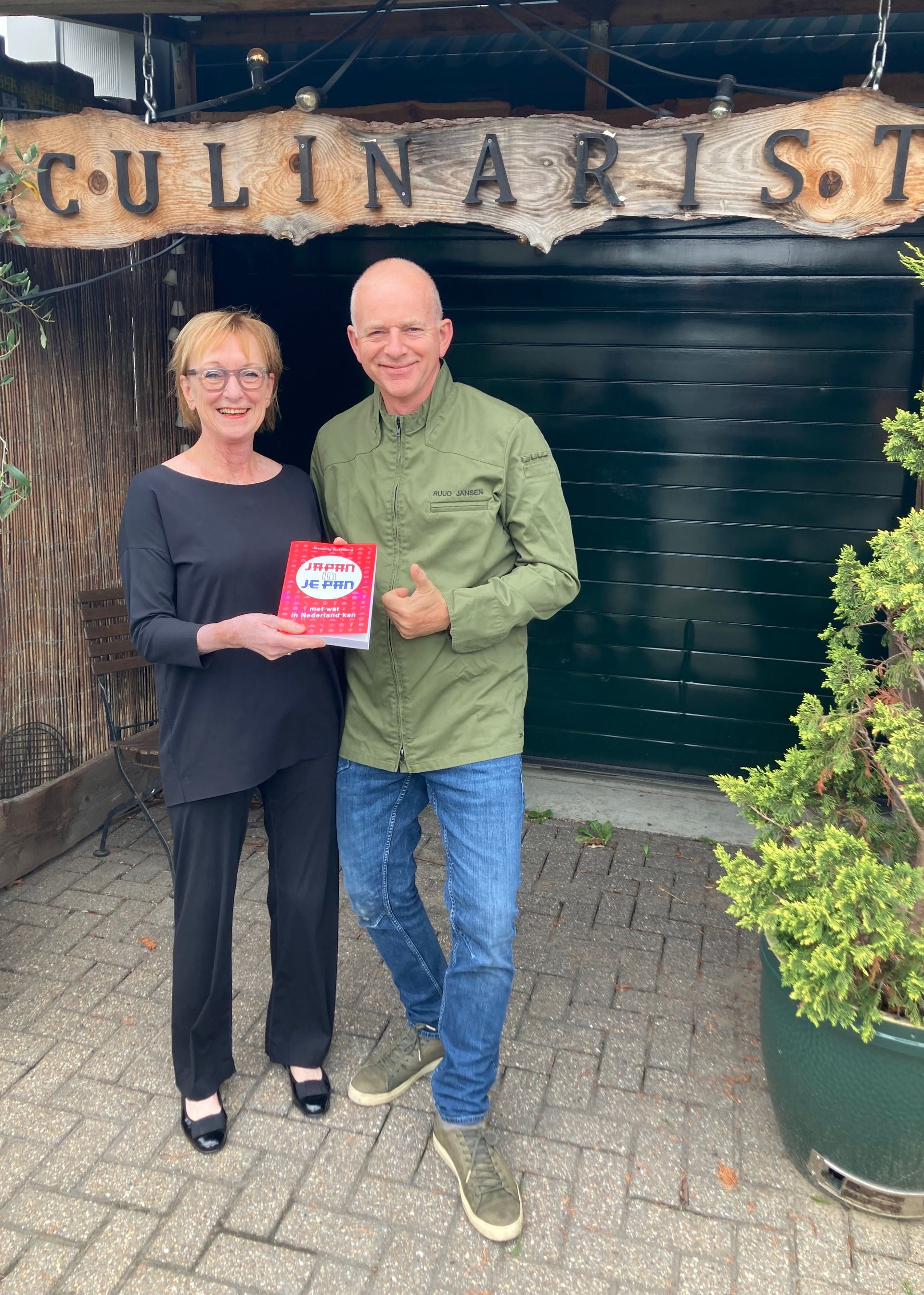 overhandigen Japans kookboek Japan in je pan - met wat in Nederland kan aan Ruud Jansen van De Culinarist in Hoevelaken