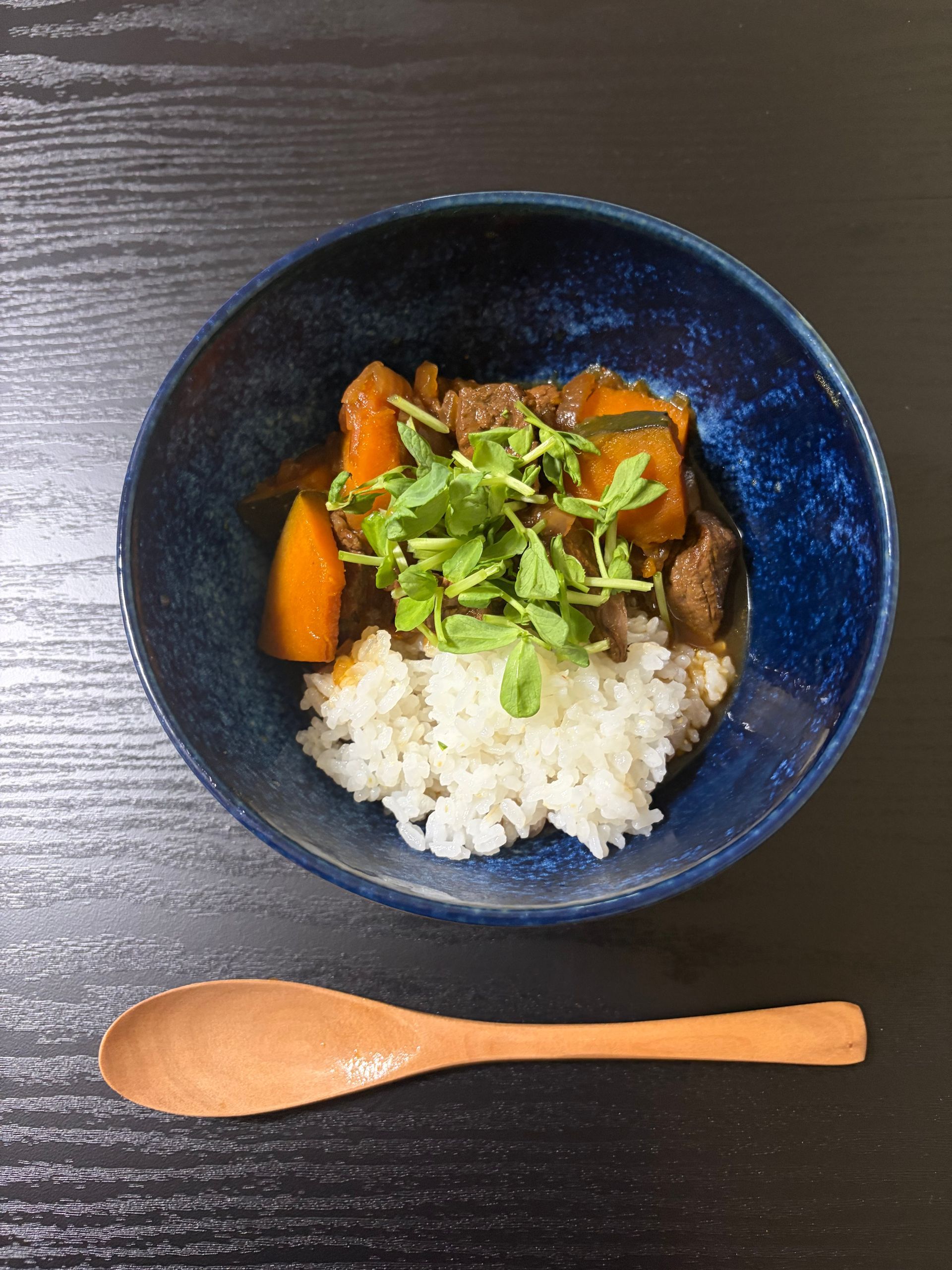 Japanse stoofschoten van rundvlees me Hokkaido pompoen en rijst