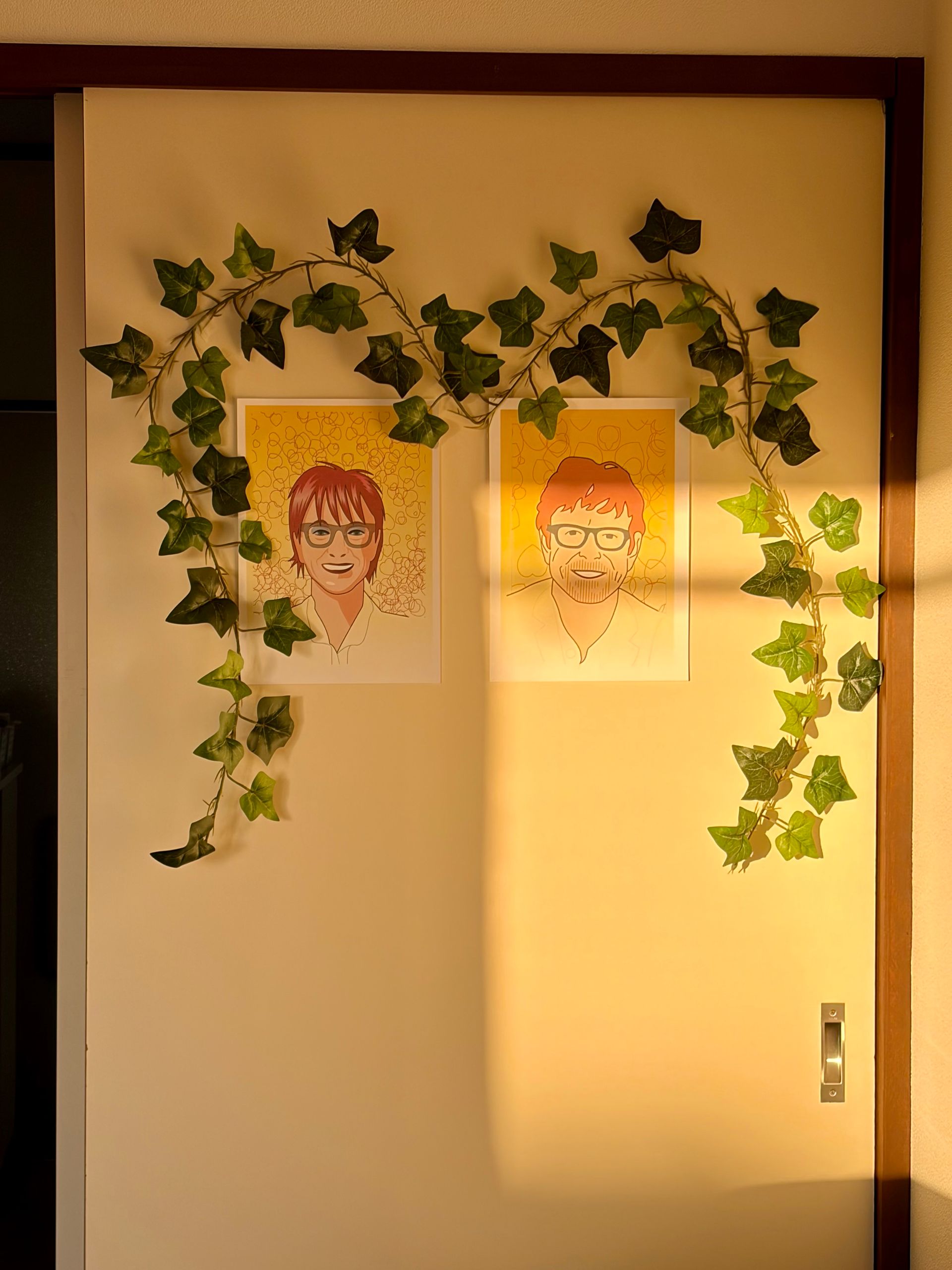 Drawing with fake hedera to make the apartment better livable
