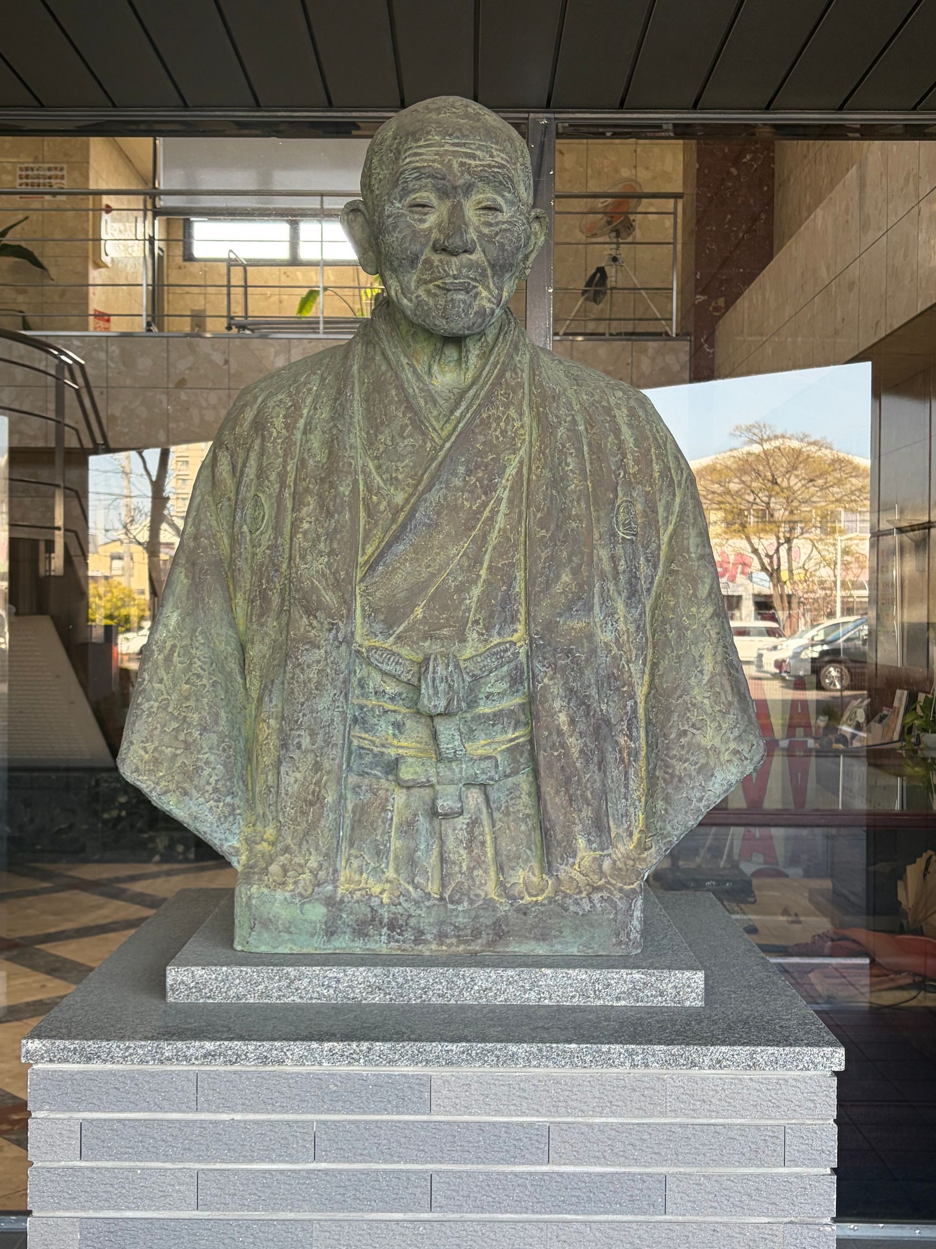 statue of Hattori at Yamasa school entrance