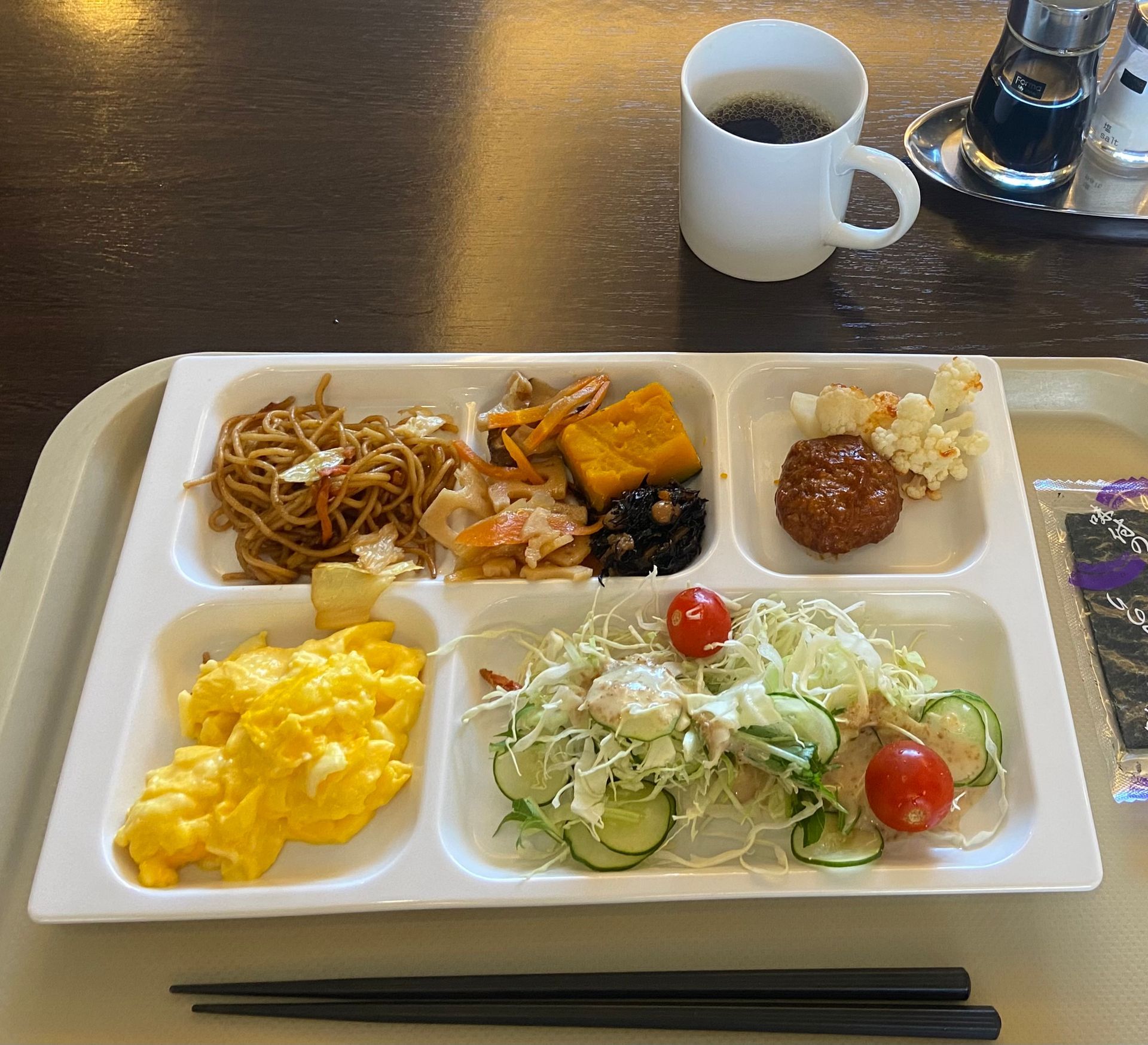 Japans ontbijt in eenvoudig business hotel