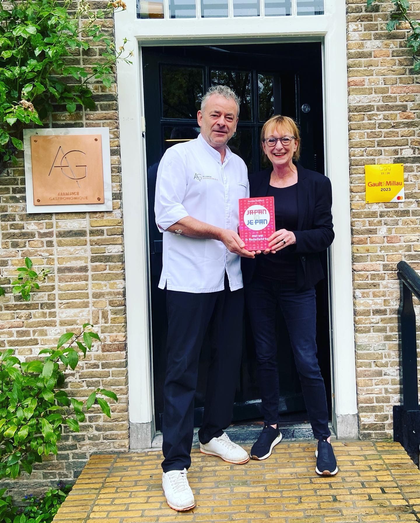 overhandigen Japans kookboek Japan in je pan - met wat in Nederland kan aan Marcel van Zomeren IDRW Rotterdam