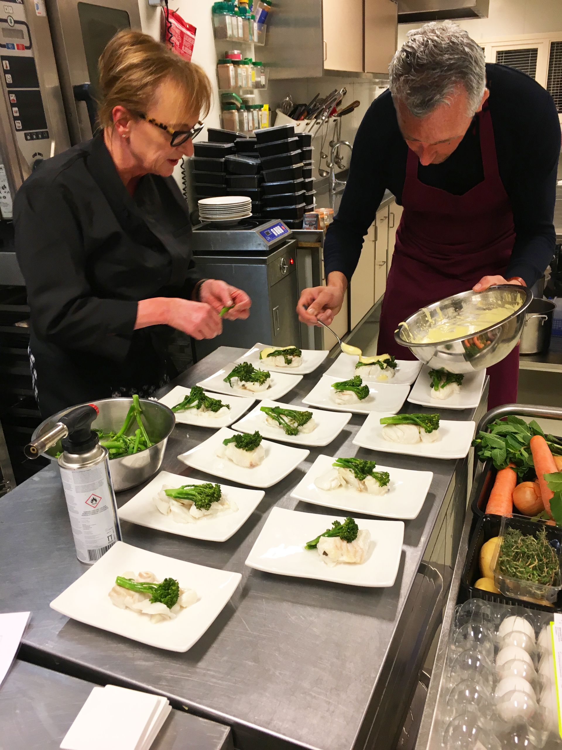 Jeannette Stakenburg begeleidt visgerecht tijdens kookworkshop