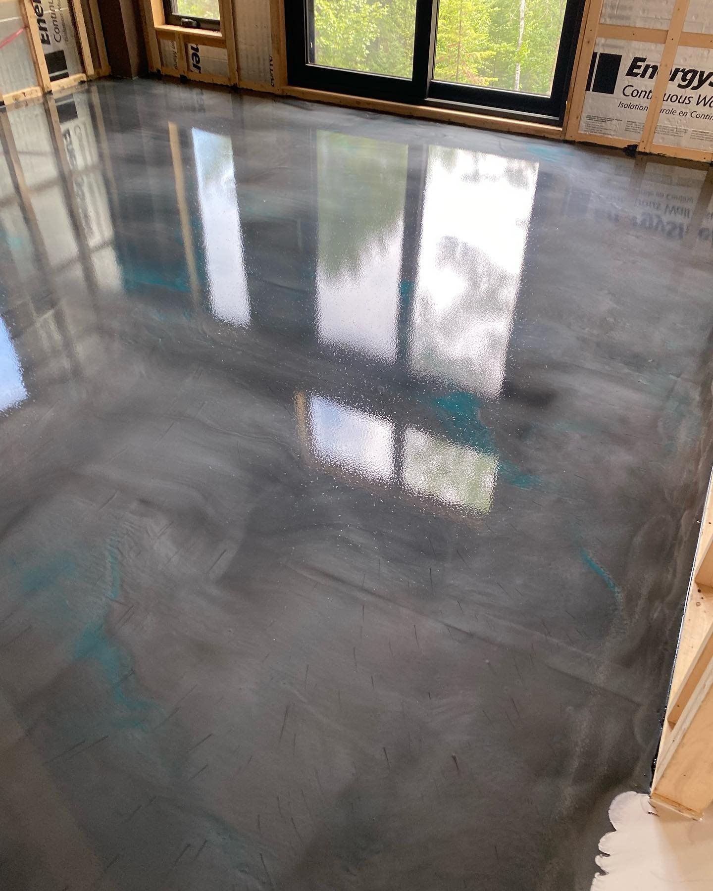 Un sol métallique brillant dans une pièce avec beaucoup de fenêtres.