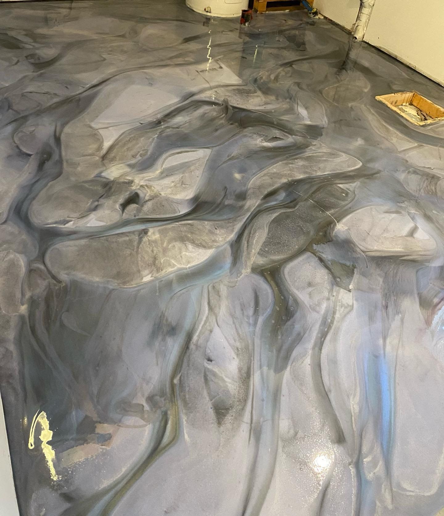 Un gros plan d'un sol en marbre gris dans une pièce.