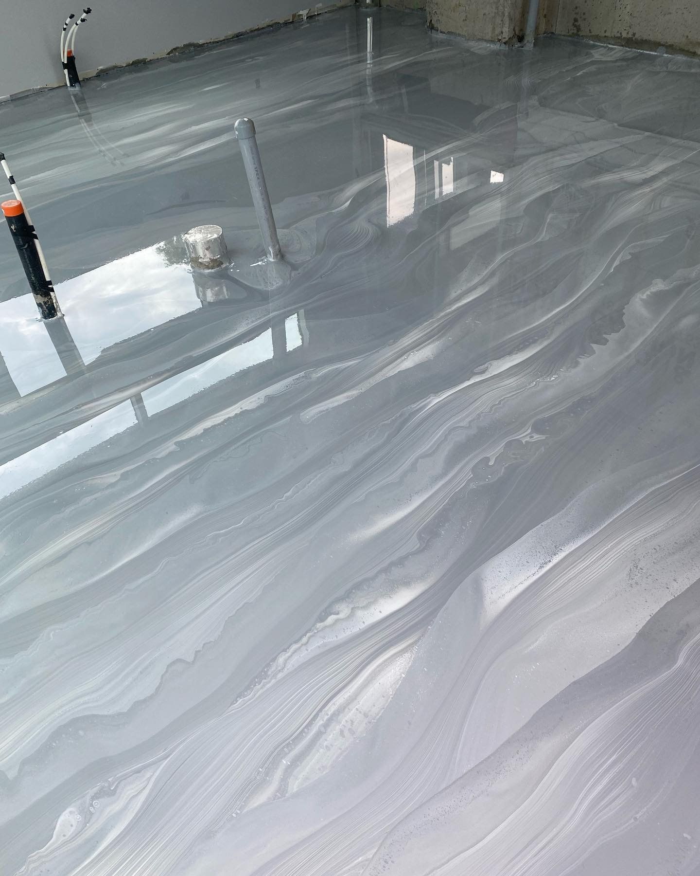 Un gros plan d'un sol métallique brillant dans une pièce.