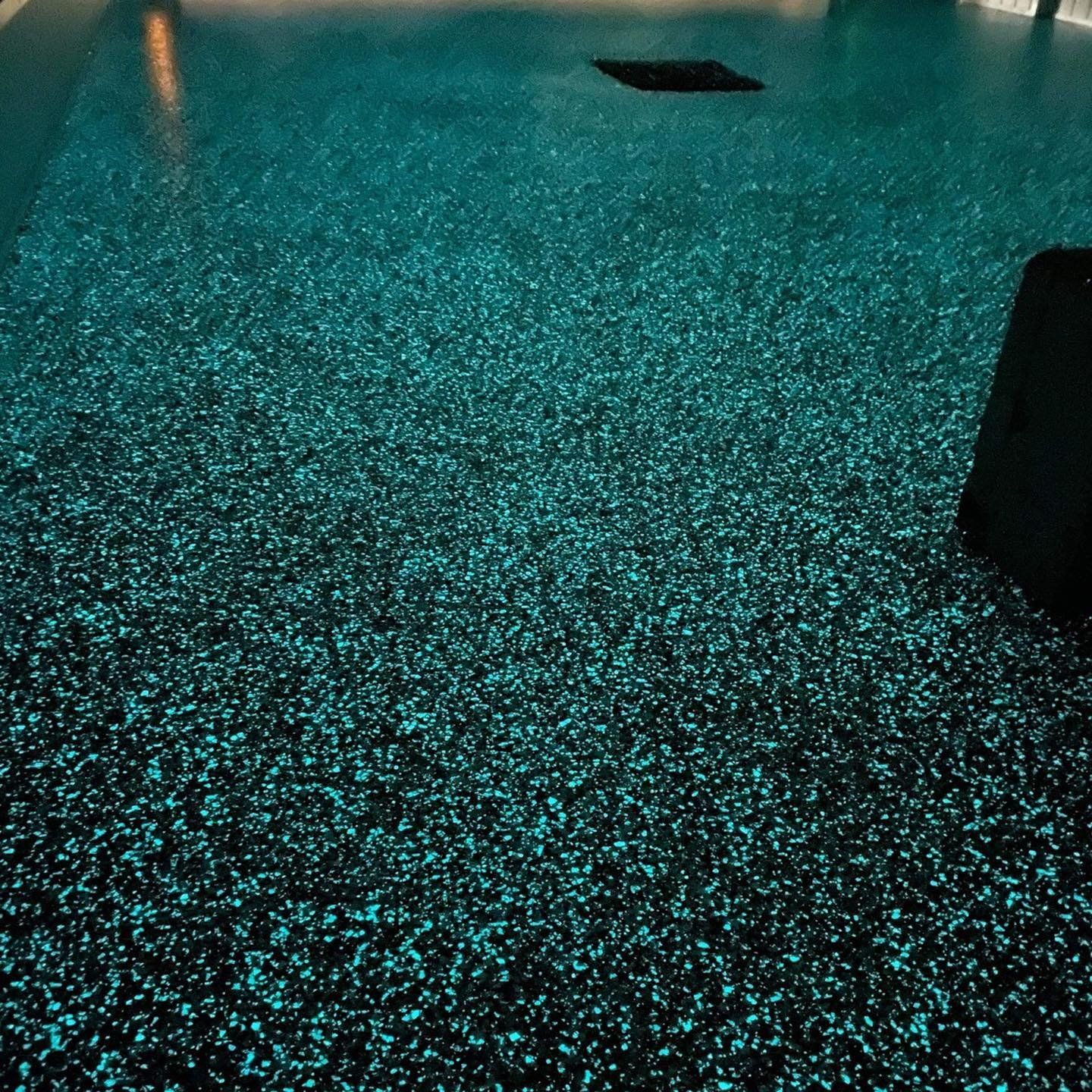 Une pièce sombre avec un sol qui brille dans le noir