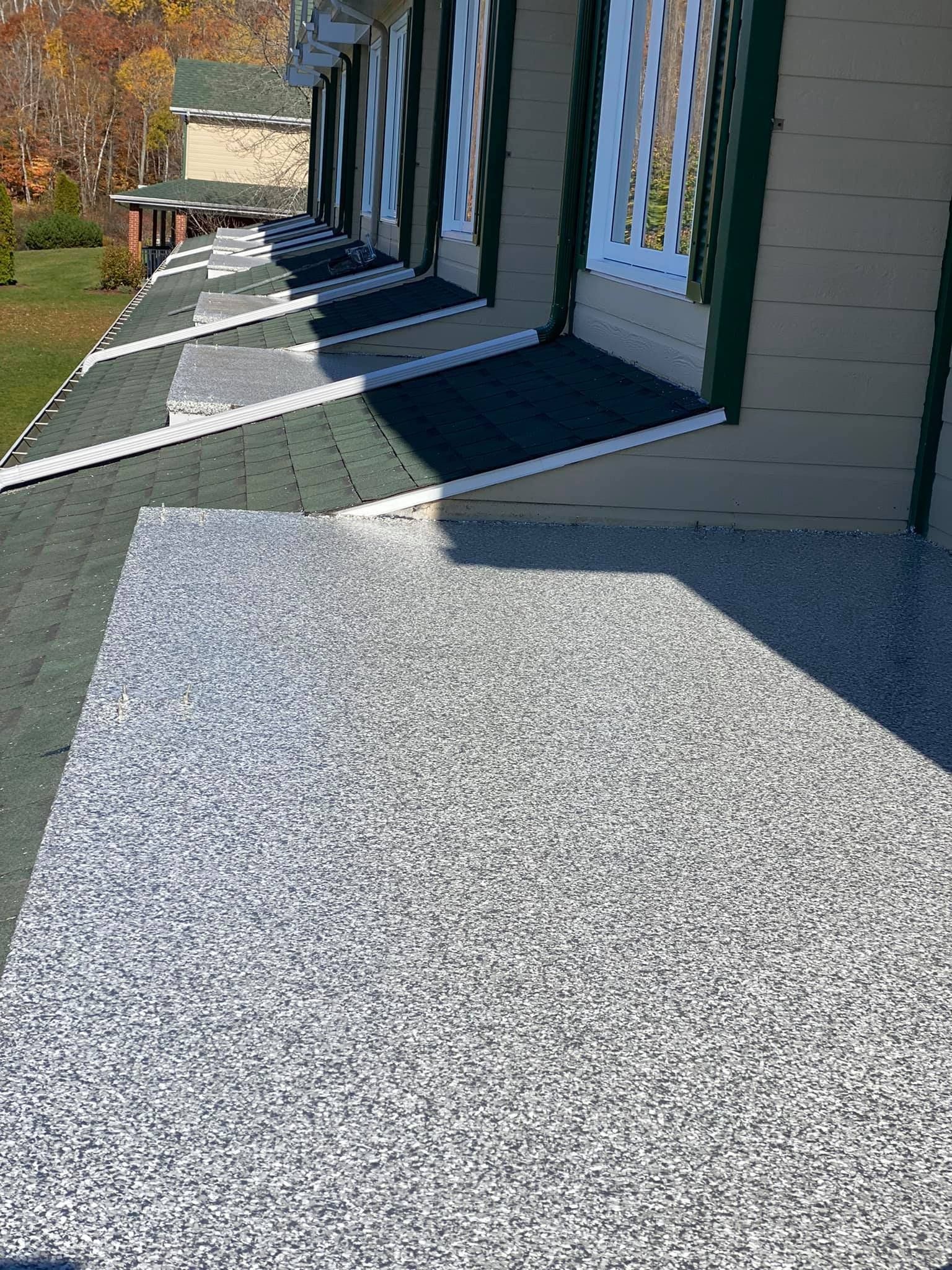 Une rangée d'escaliers menant au toit d'un bâtiment.