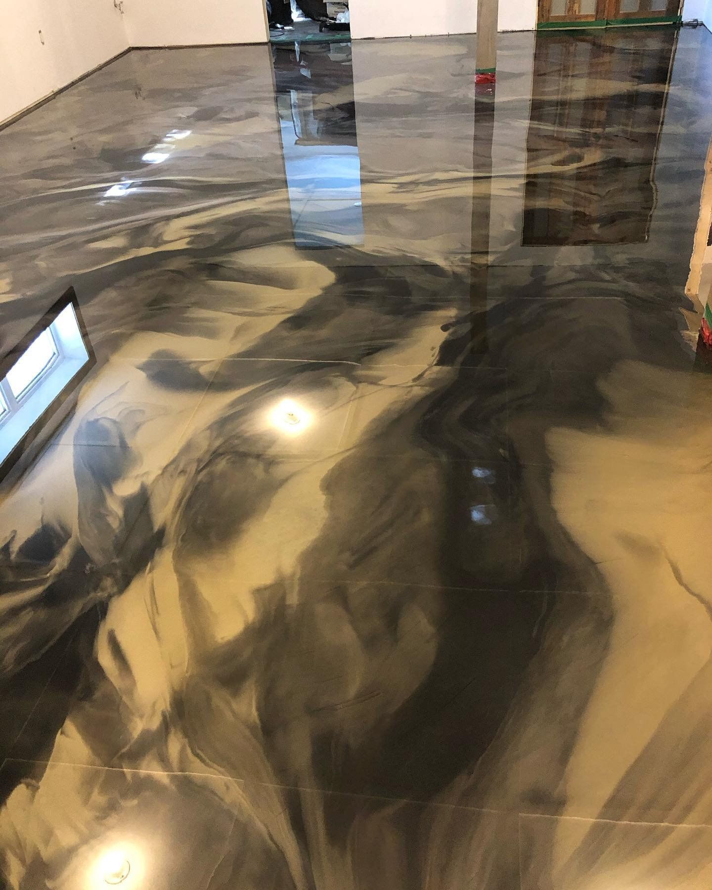 Cela ressemble à un tableau sur le sol d'une pièce.