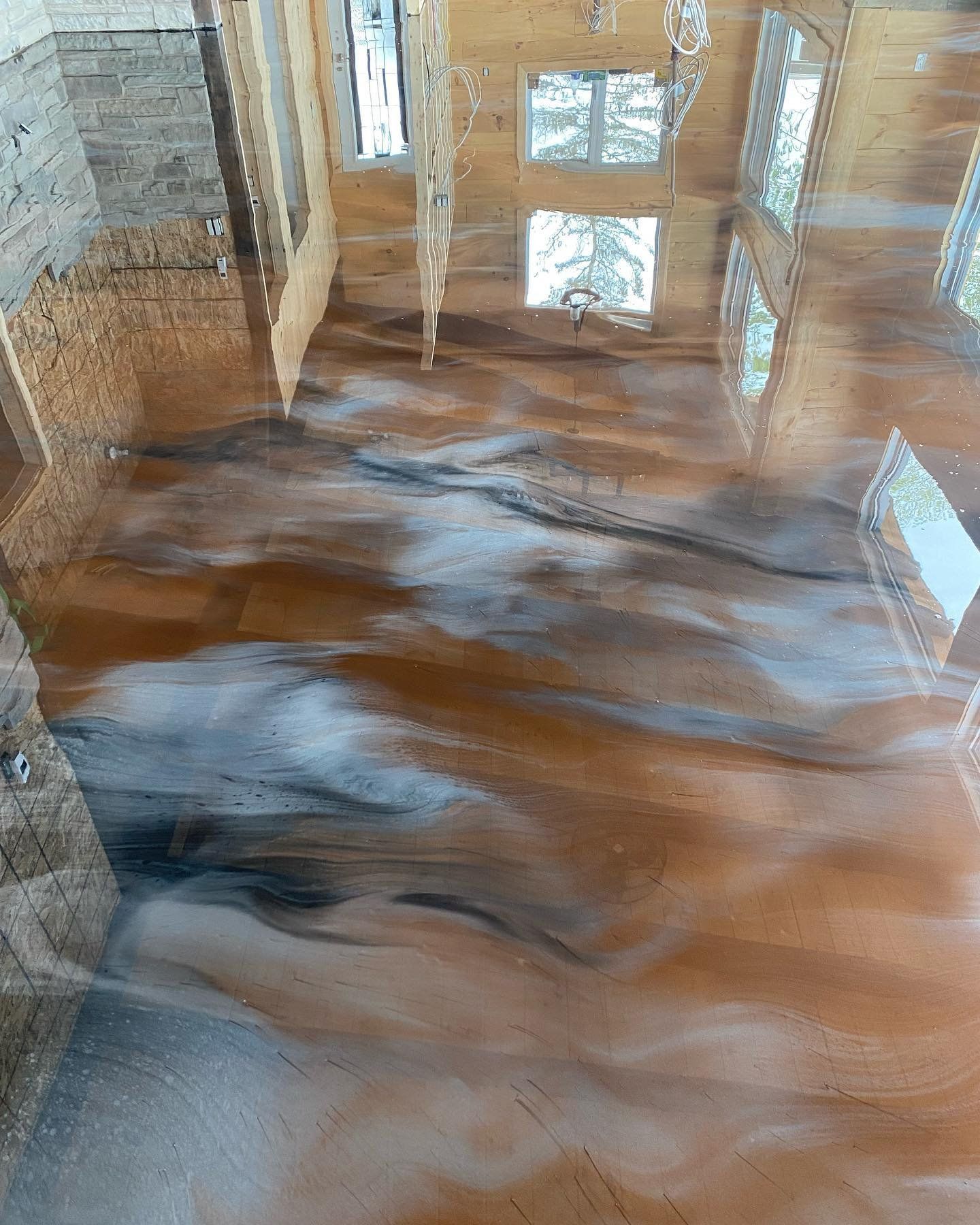 Une pièce avec un sol métallique brillant et un lustre.